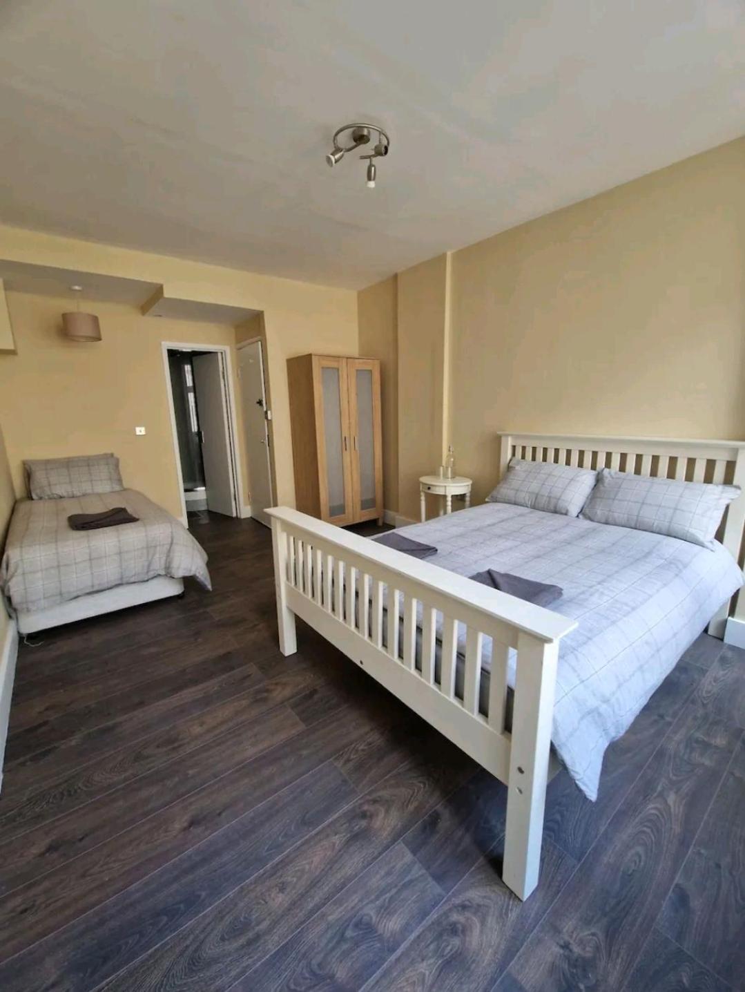 Privatunterkunft Affordable In Shared Flat, Bridge *