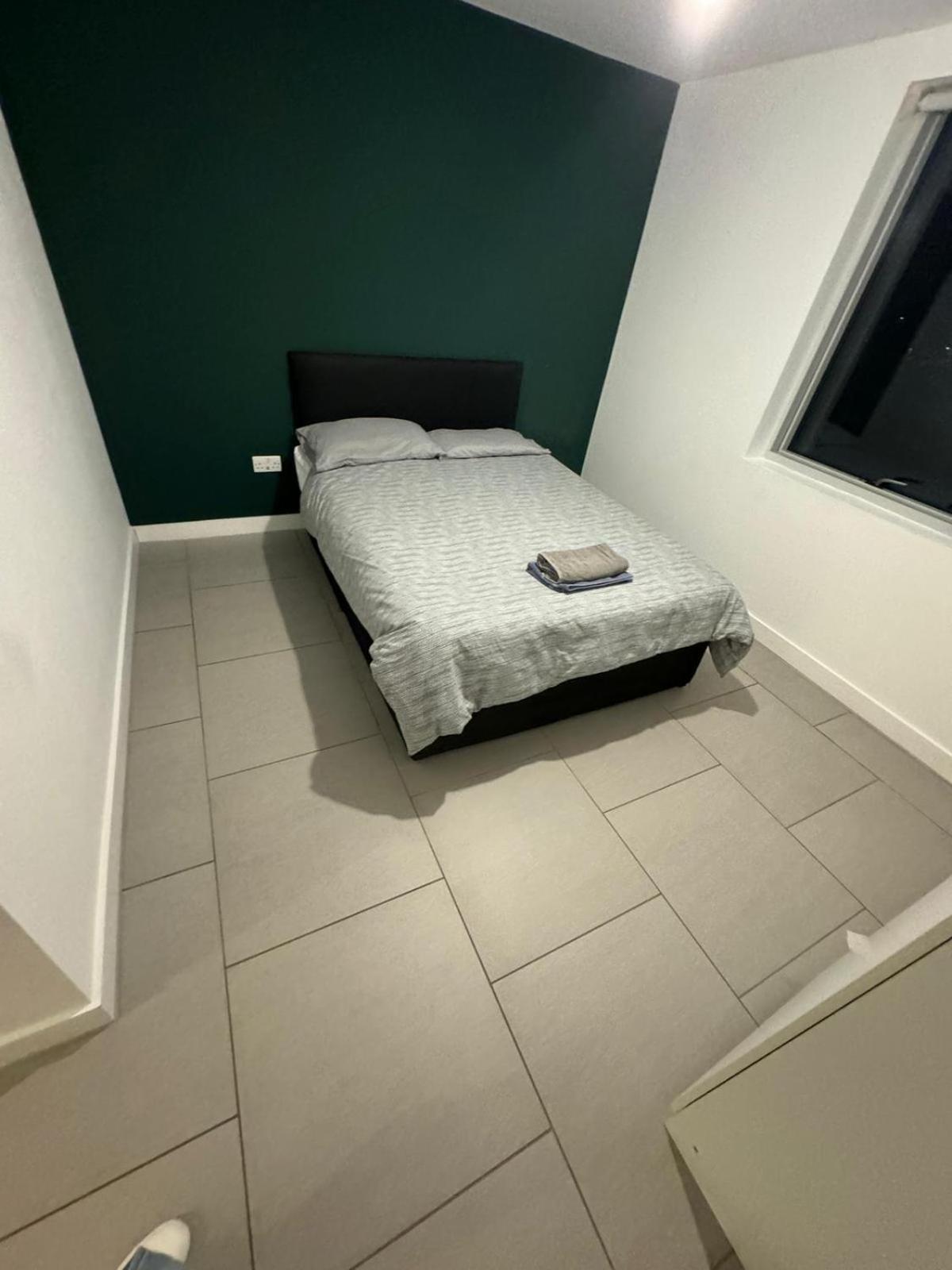 Two Bed In Battersea 2 London