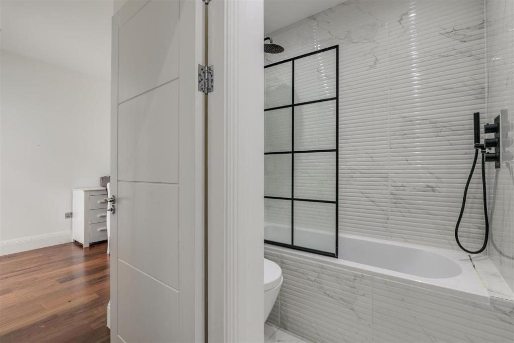 Ferienhaus Modern Majesty 3 Bed 3 Bath House In London