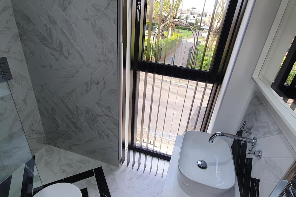 Modern Majesty 3 Bed 3 Bath House In Ferienhaus London
