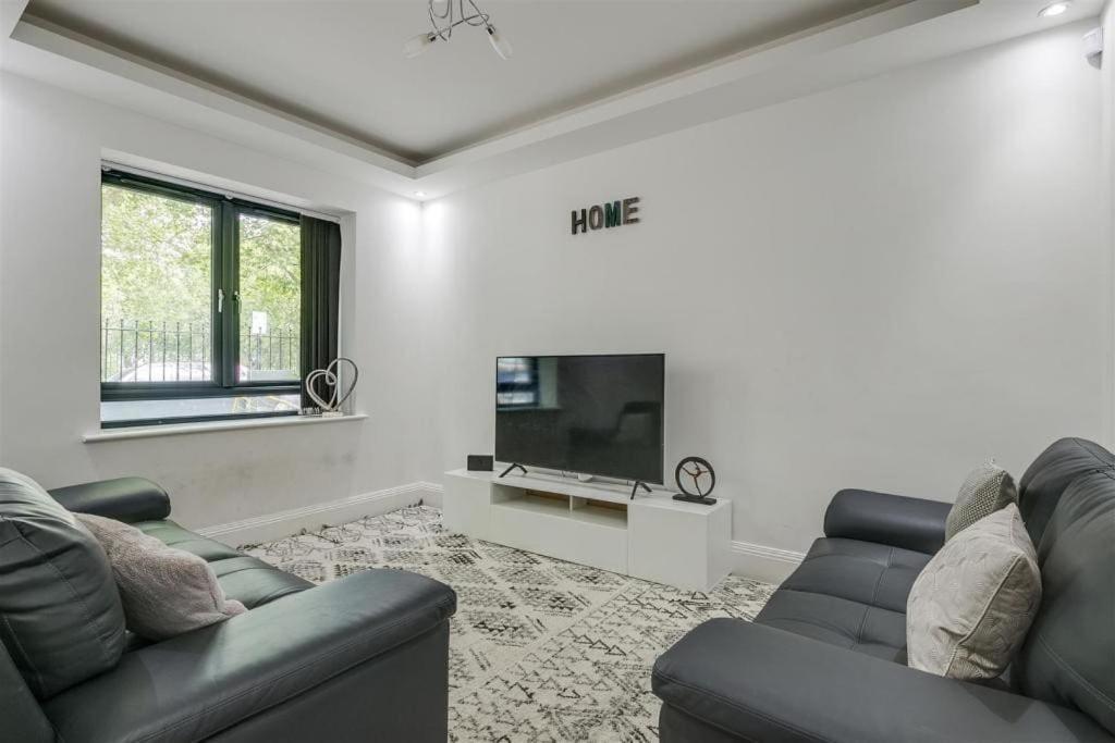 Modern Majesty 3 Bed 3 Bath House In London
