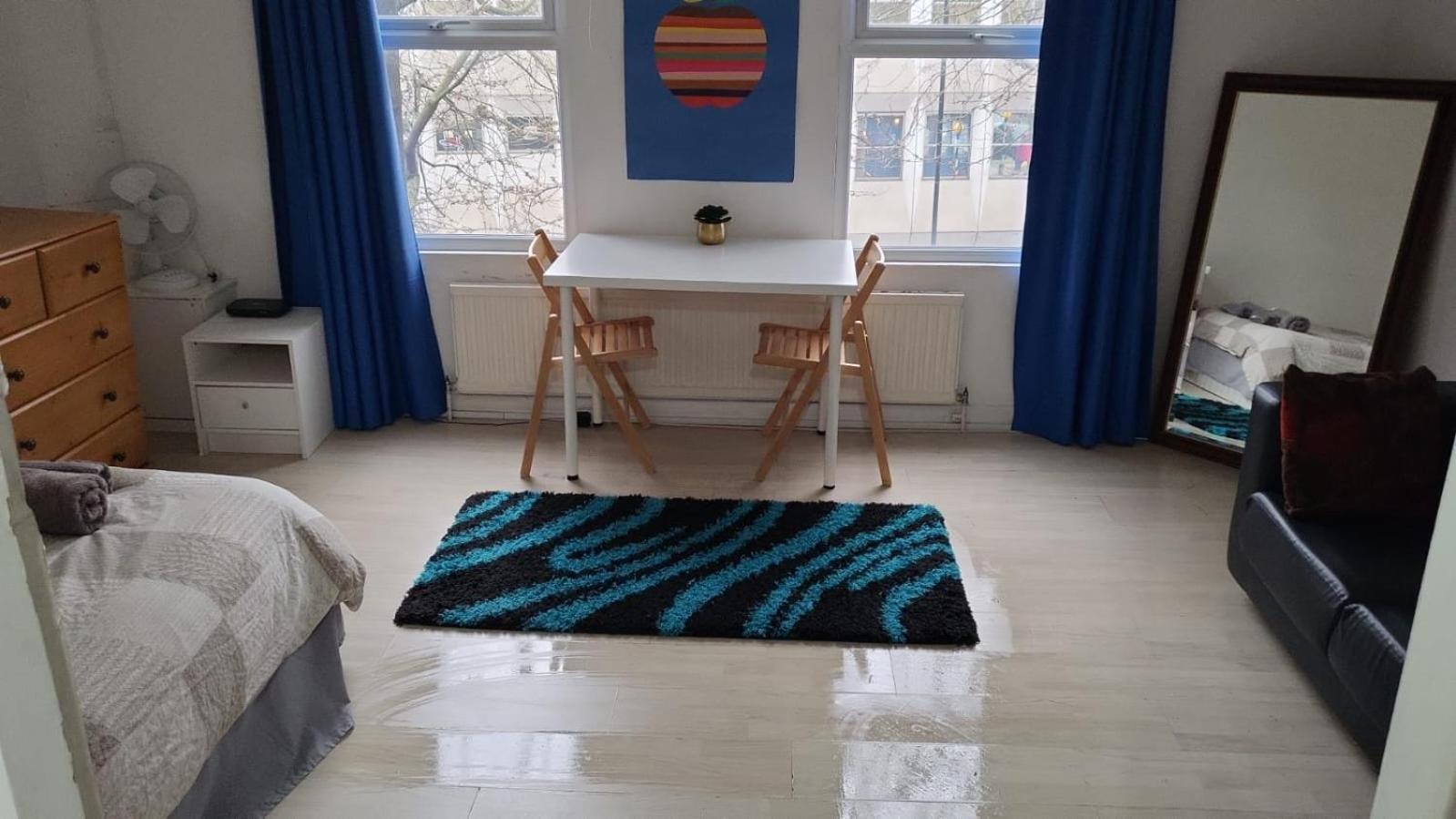Family With Shared Kitchen And Bathroom In Angel Zone 1 London
