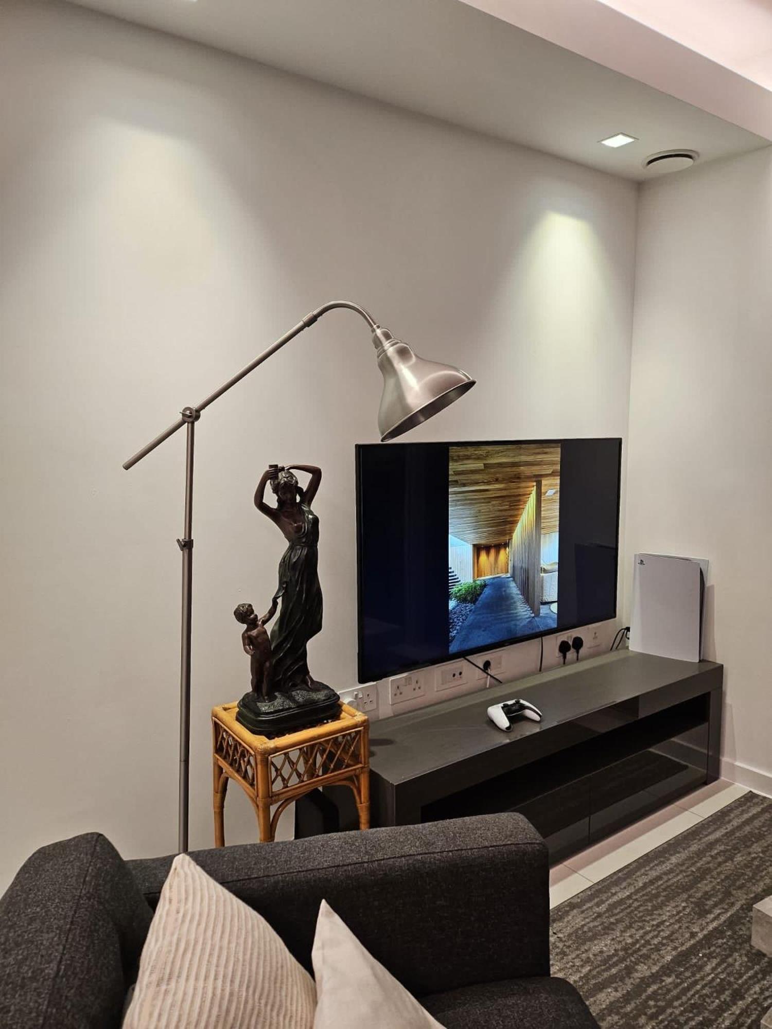 Apartment Off 13