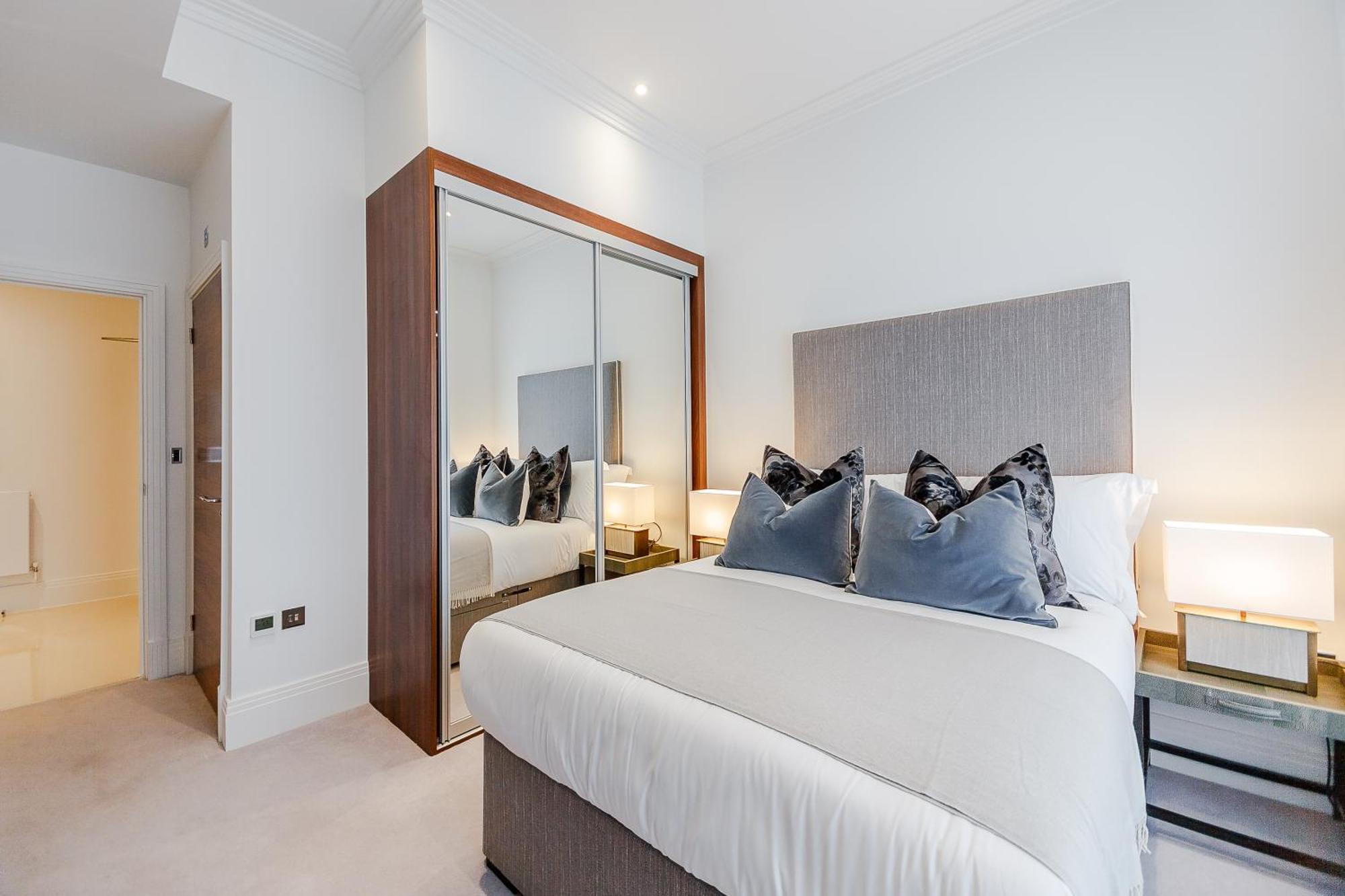 Palace Wharf Apartment *