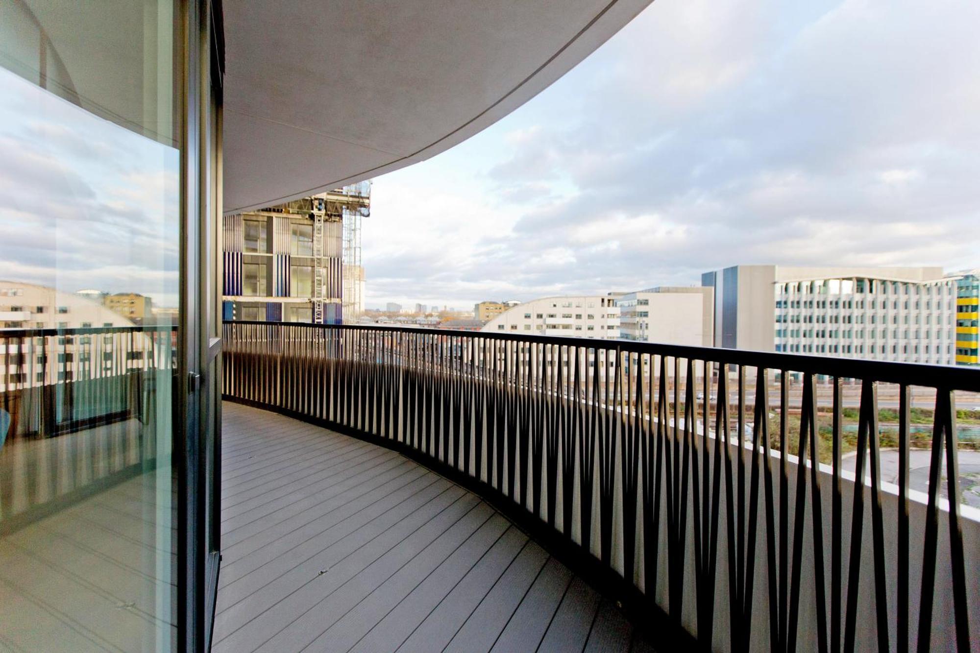 Fabulous Westfield 2 Bed London