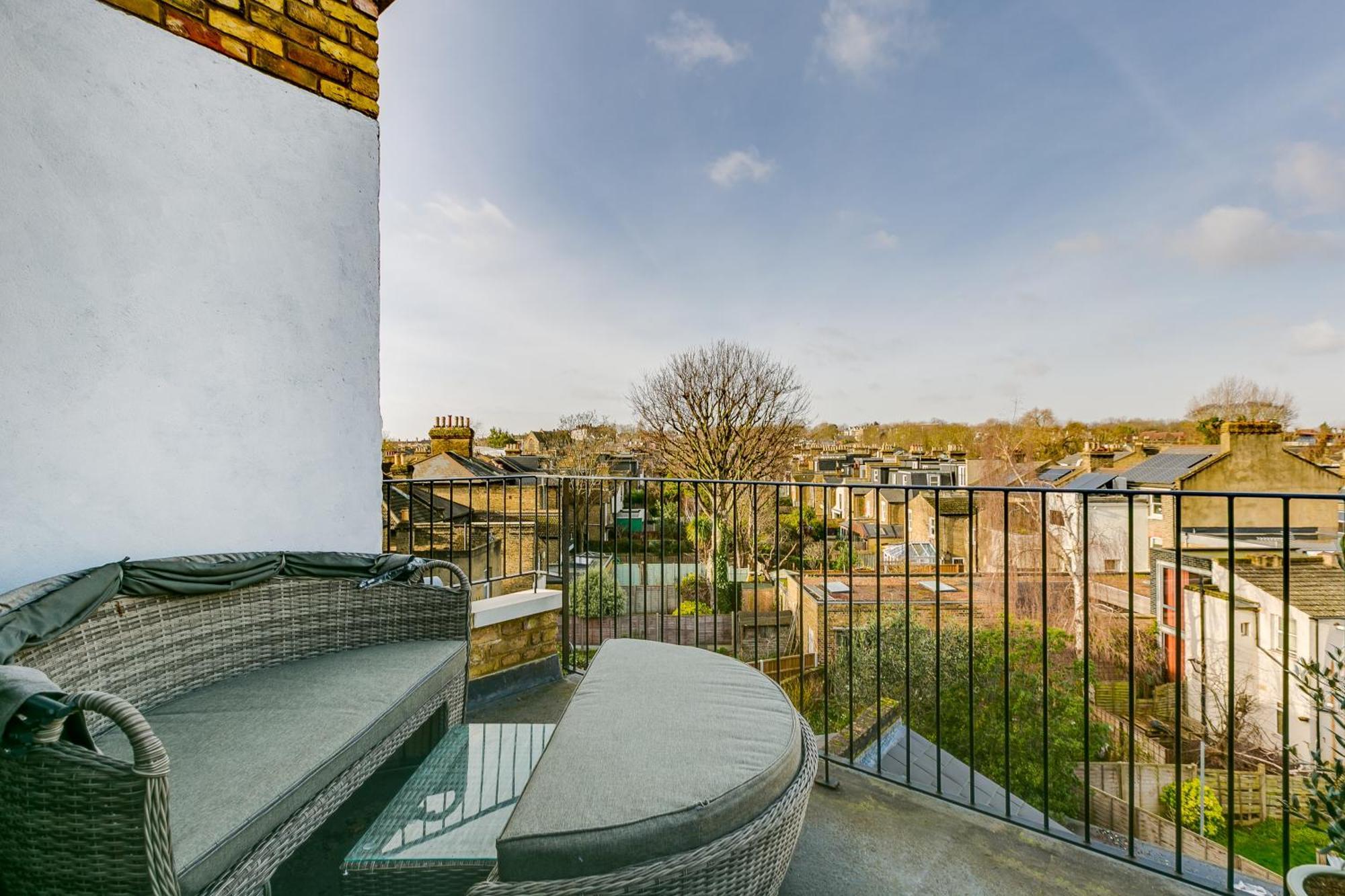 Stylish 2 Bed Flat With Balcony Great Views Nrtube Apartment *