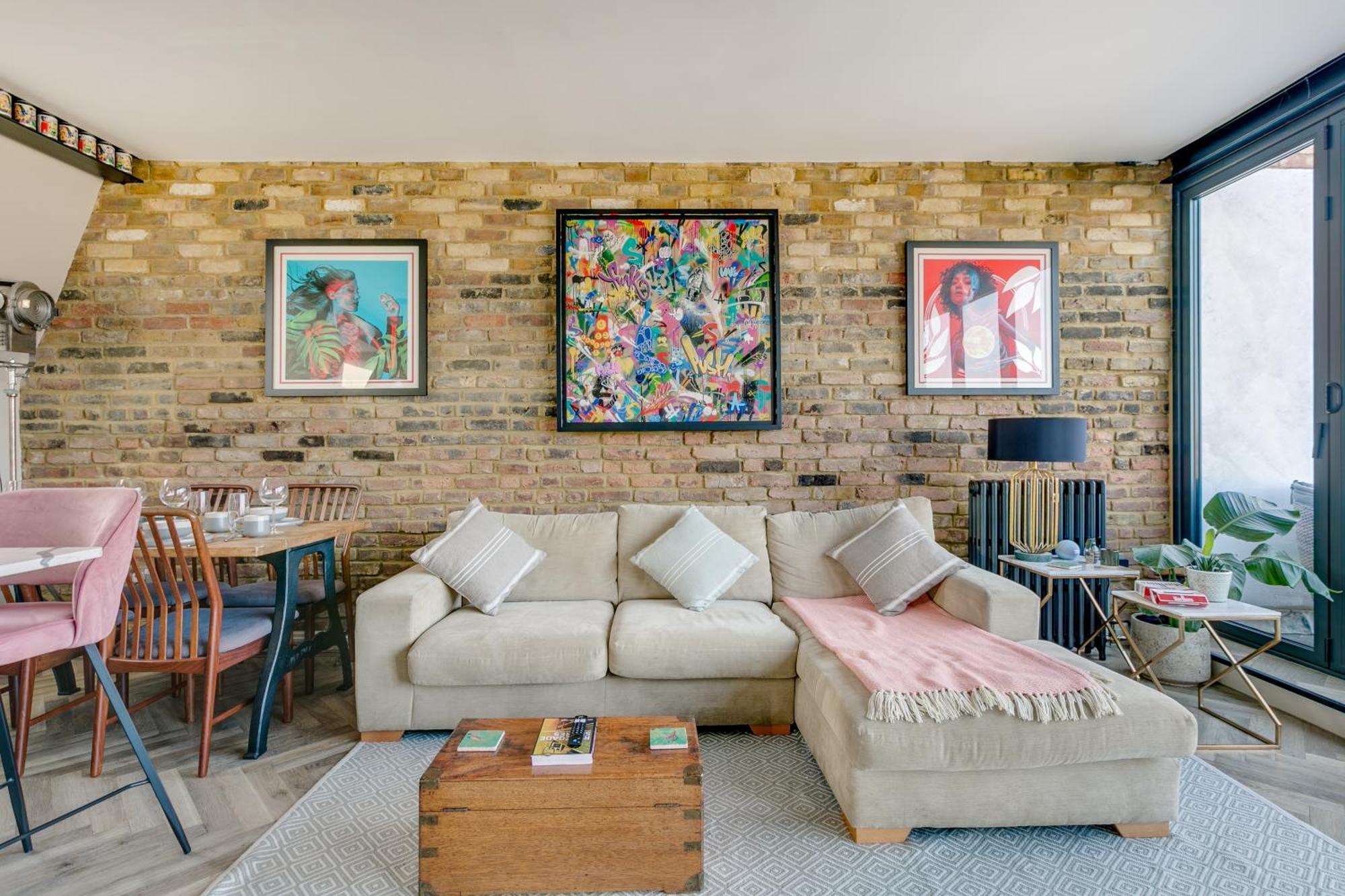 Stylish 2 Bed Flat With Balcony Great Views Nrtube Apartment London