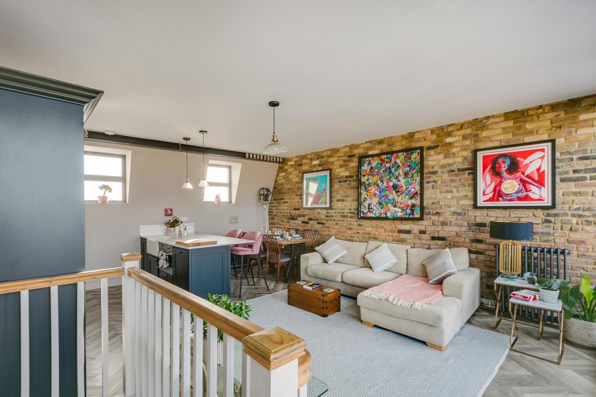 Stylish 2 Bed Flat With Balcony Great Views Nrtube * London