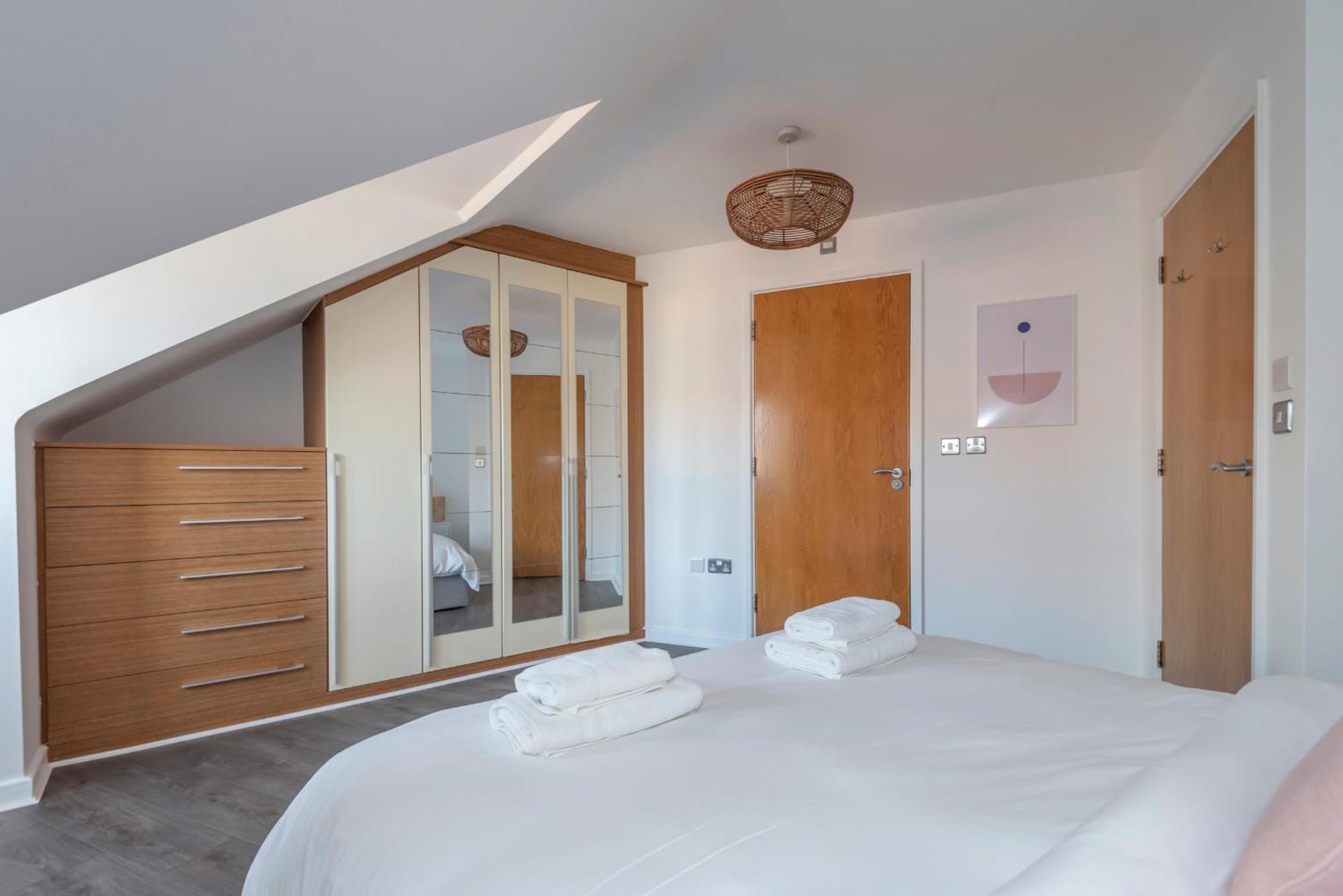 Apartment The Loft - Spacious Luxury 2 Bed 2 Bath With Free Secure Parking And Tube Close By London
