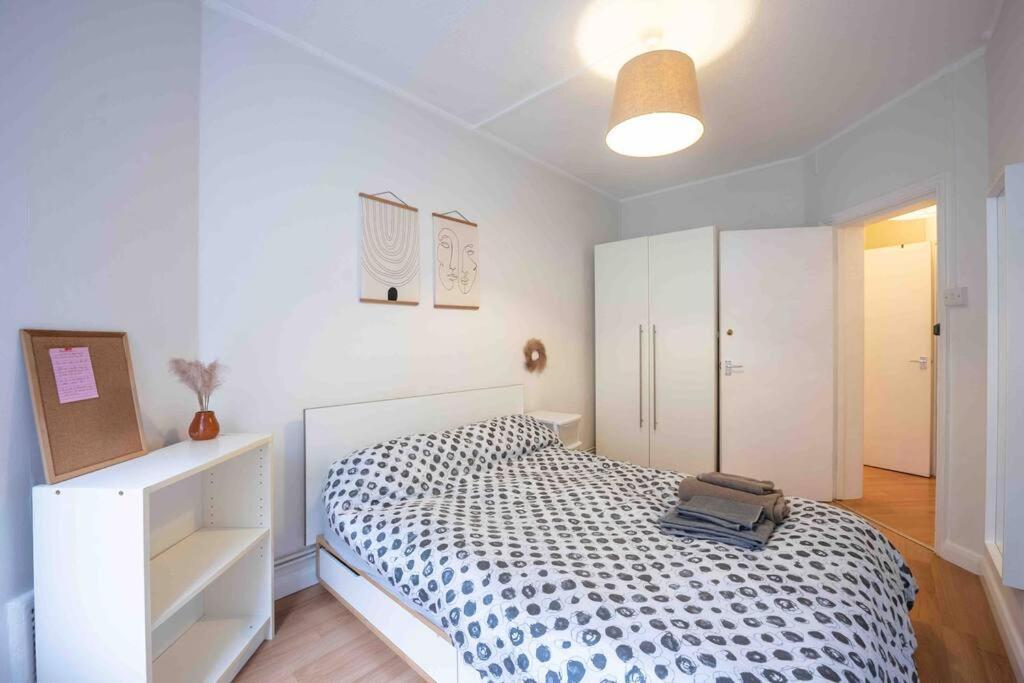 Small One-bed Flat, Payment Required Straight Away, Host Will Message After You've Made A Reservation * London