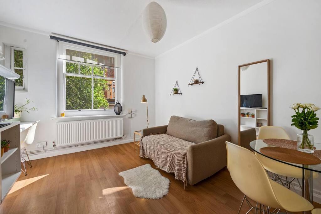 Small One-bed Flat, Payment Required Straight Away, Host Will Message After You've Made A Reservation London