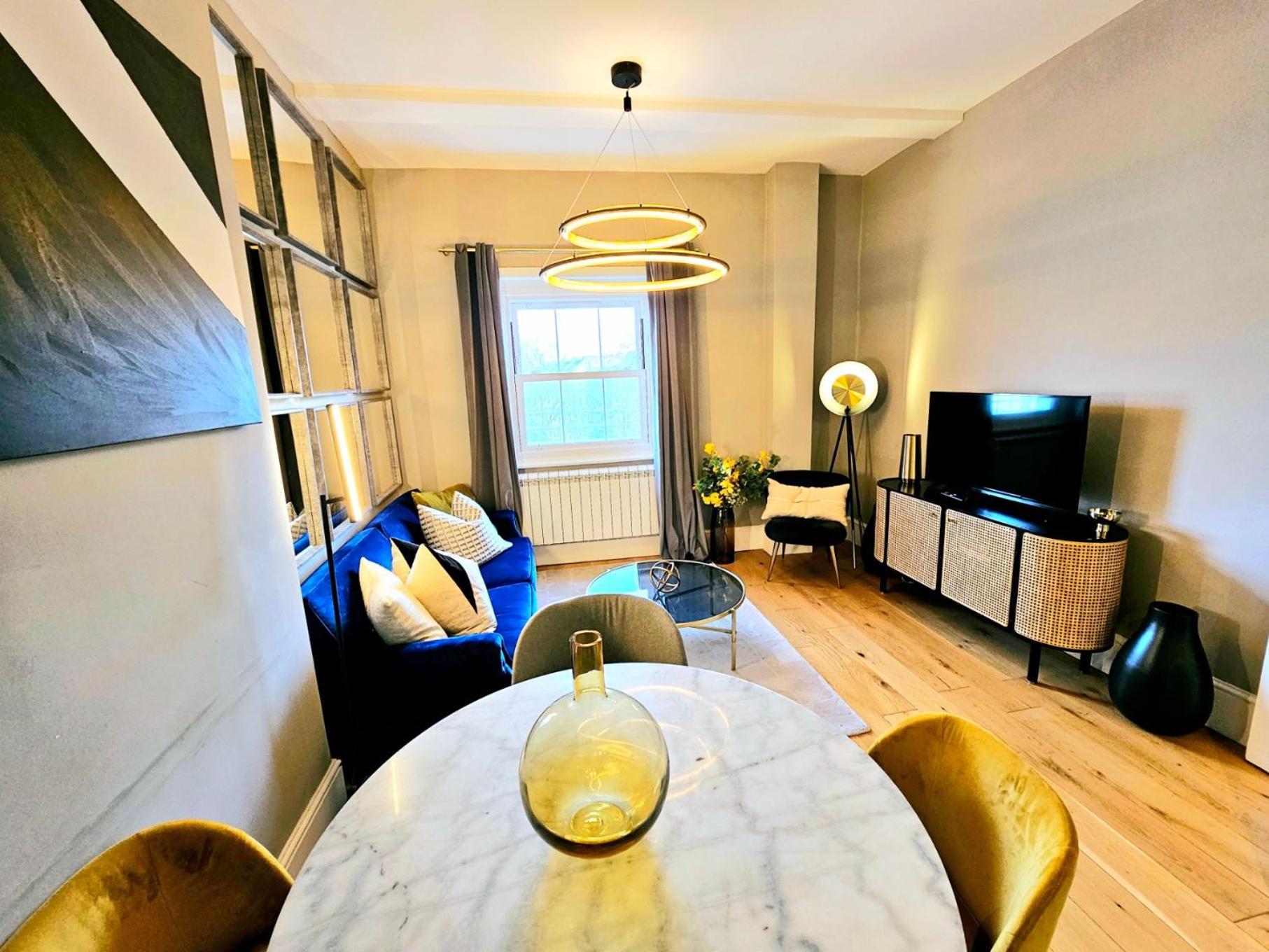 Gorgeous Hyde Park With Elevator Access By Tube Metro Stations