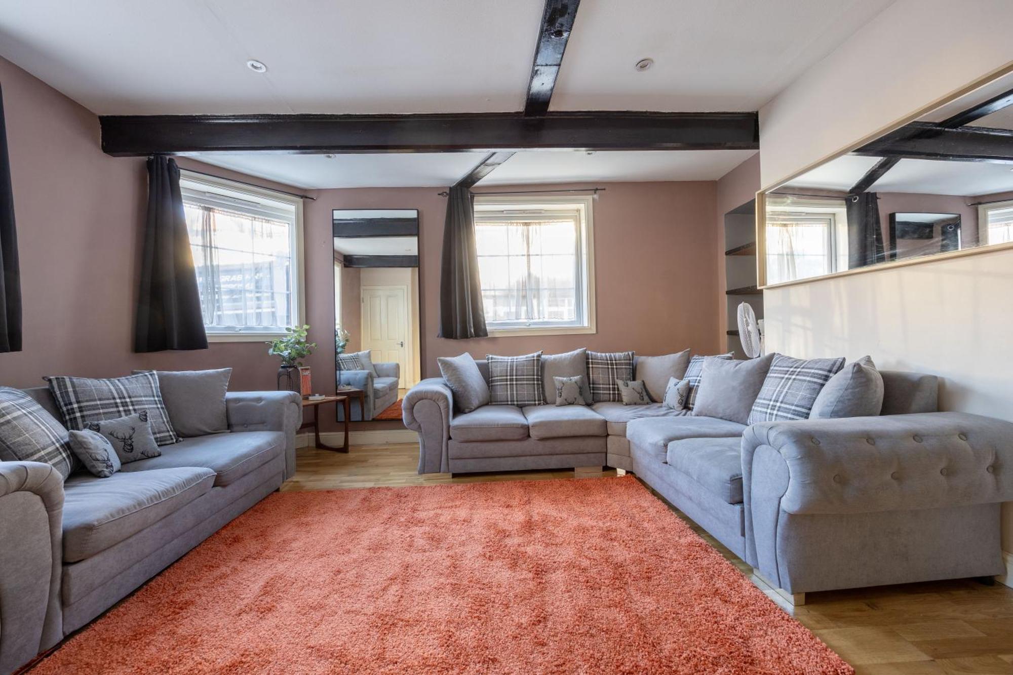 Big House Close To Metro Underground - Sleeps Up To 13 Guest house