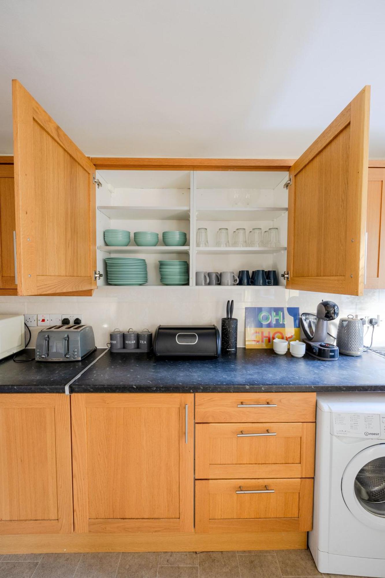 Guest house Big House Close To Metro Underground - Sleeps Up To 13 London