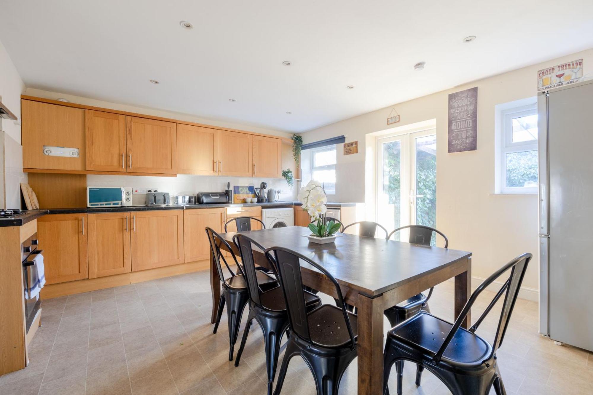 Big House Close To Metro Underground - Sleeps Up To 13 Guest house London