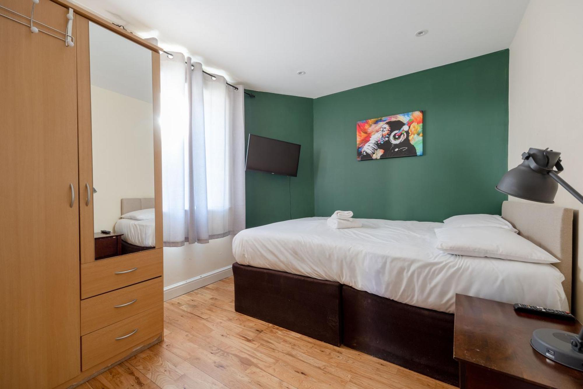Big House Close To Metro Underground - Sleeps Up To 13 Guest house London