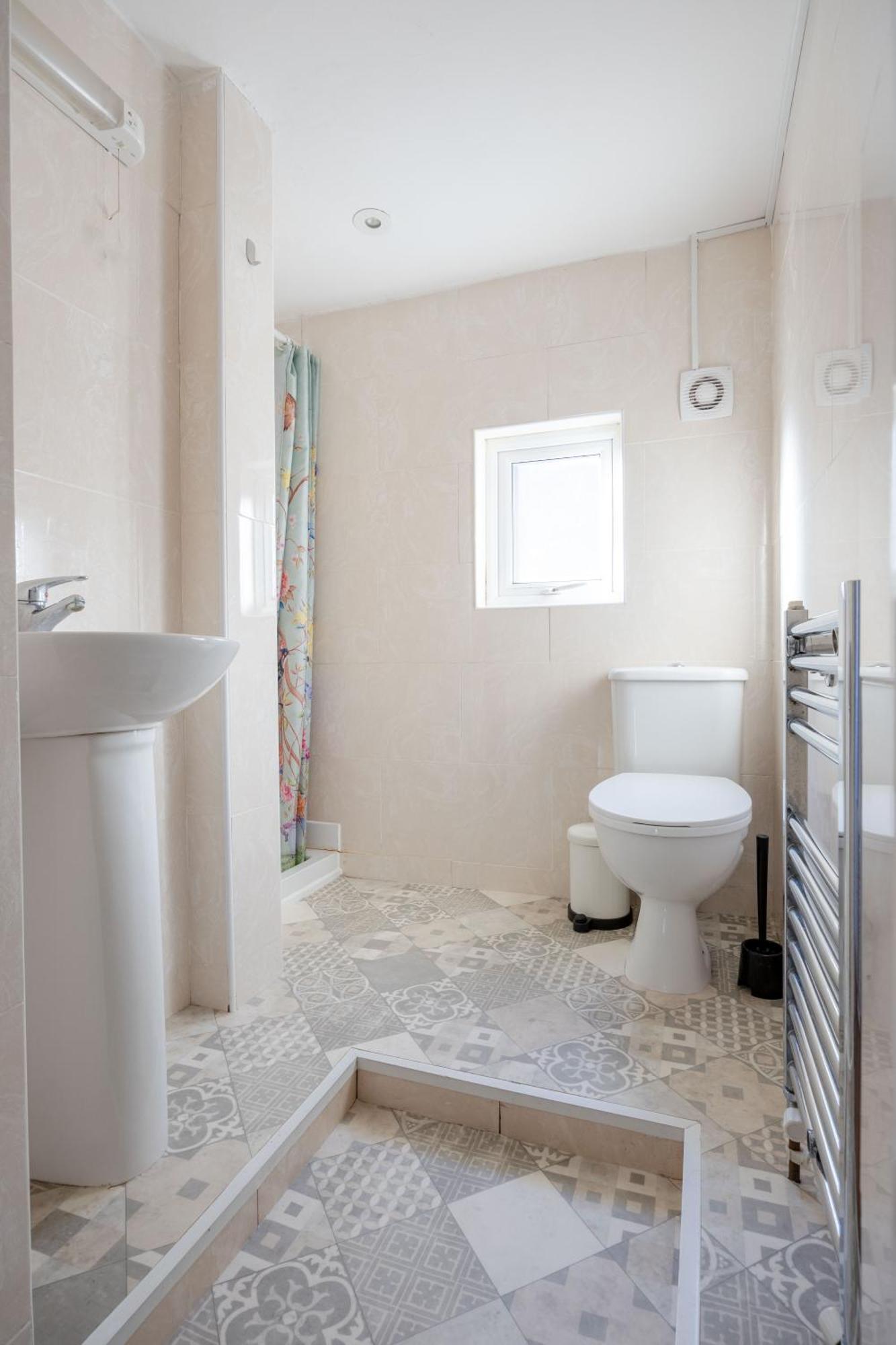 Big House Close To Metro Underground - Sleeps Up To 13 Guest house London