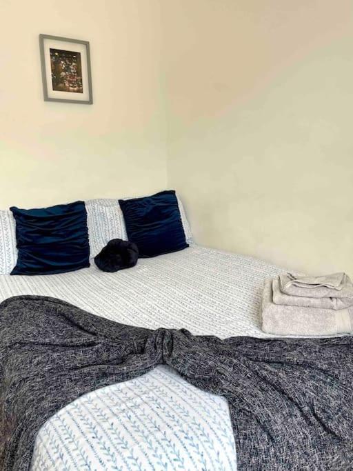 Apartment A Bright Two Double Bedroom Flat London