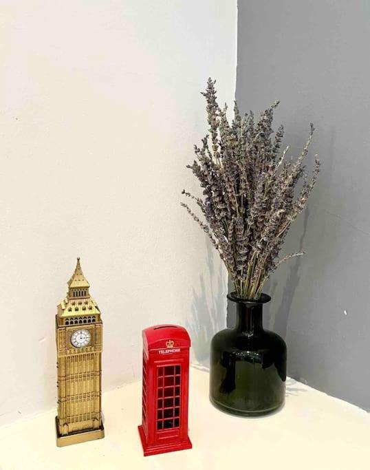 A Bright Two Double Bedroom Flat Apartment *