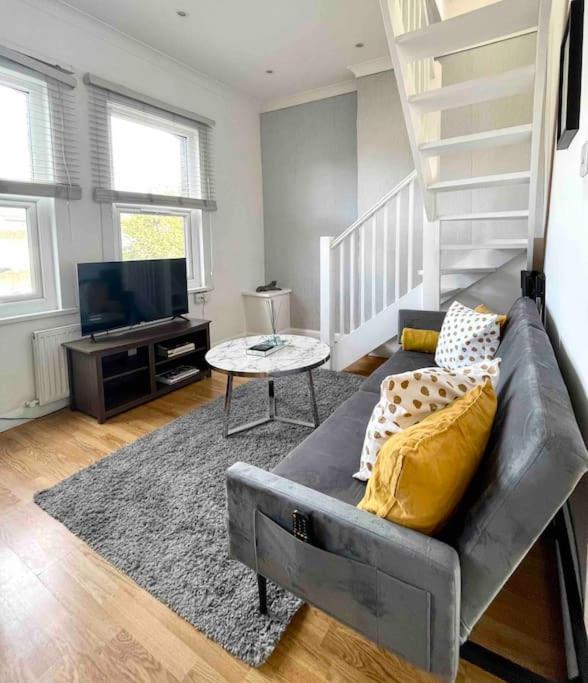 A Bright Two Double Bedroom Flat London