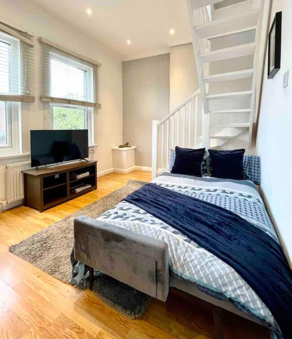 A Bright Two Double Bedroom Flat Apartment London
