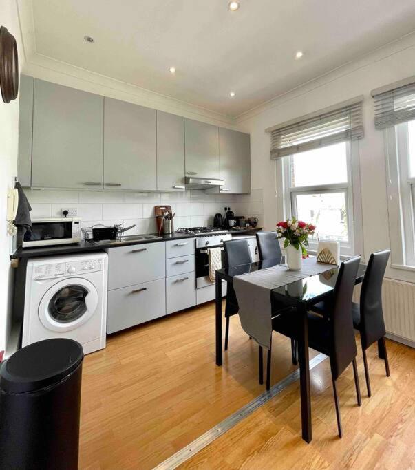 A Bright Two Double Bedroom Flat Apartment London