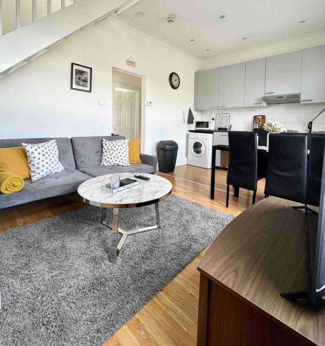 A Bright Two Double Bedroom Flat London