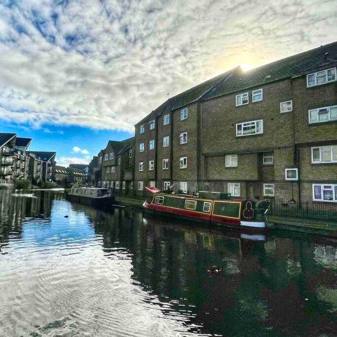 A Bright Two Double Bedroom Flat * London