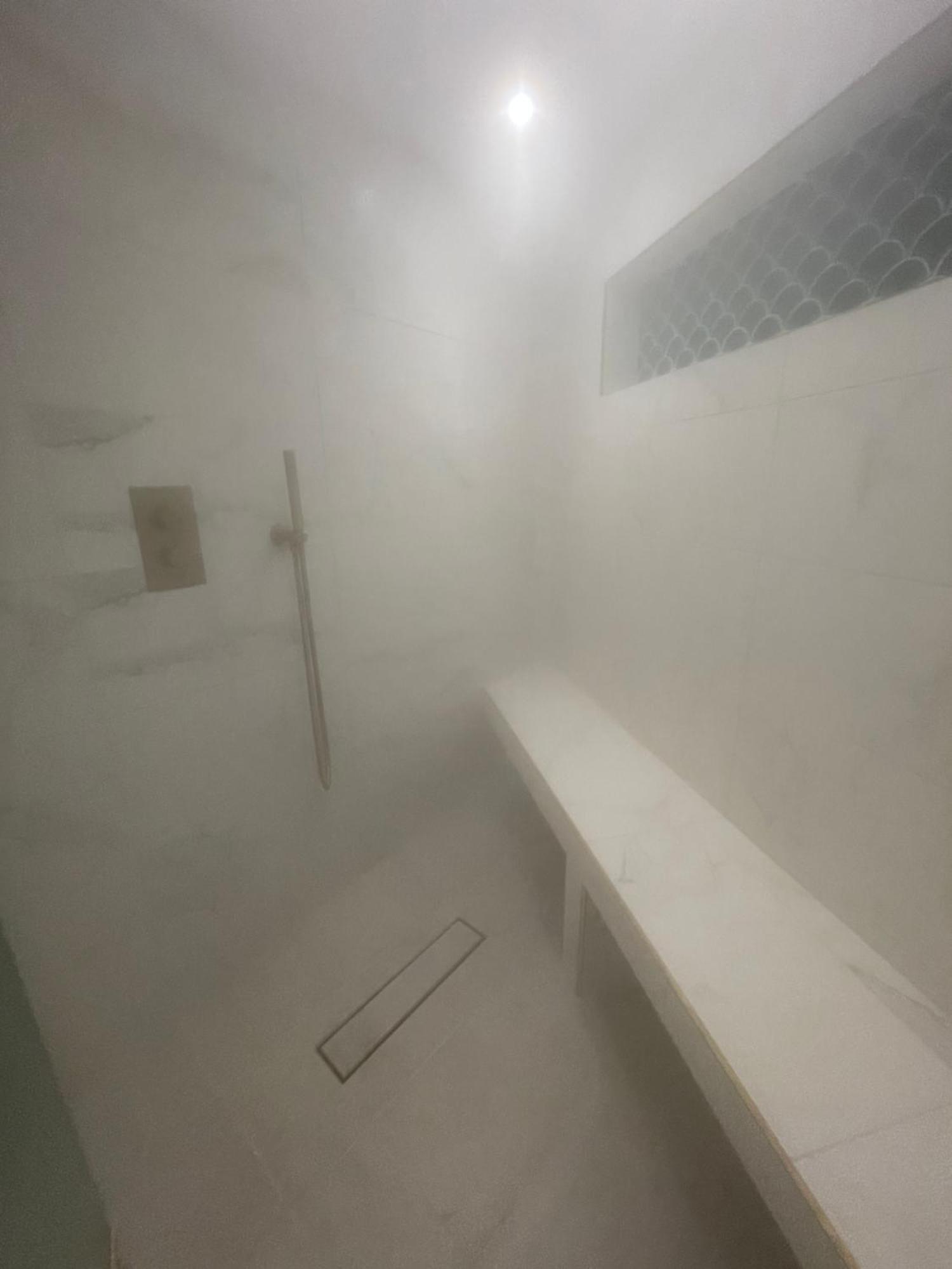 Hidden Retreat With Steam Room, King Bed Near Tube Apartment *