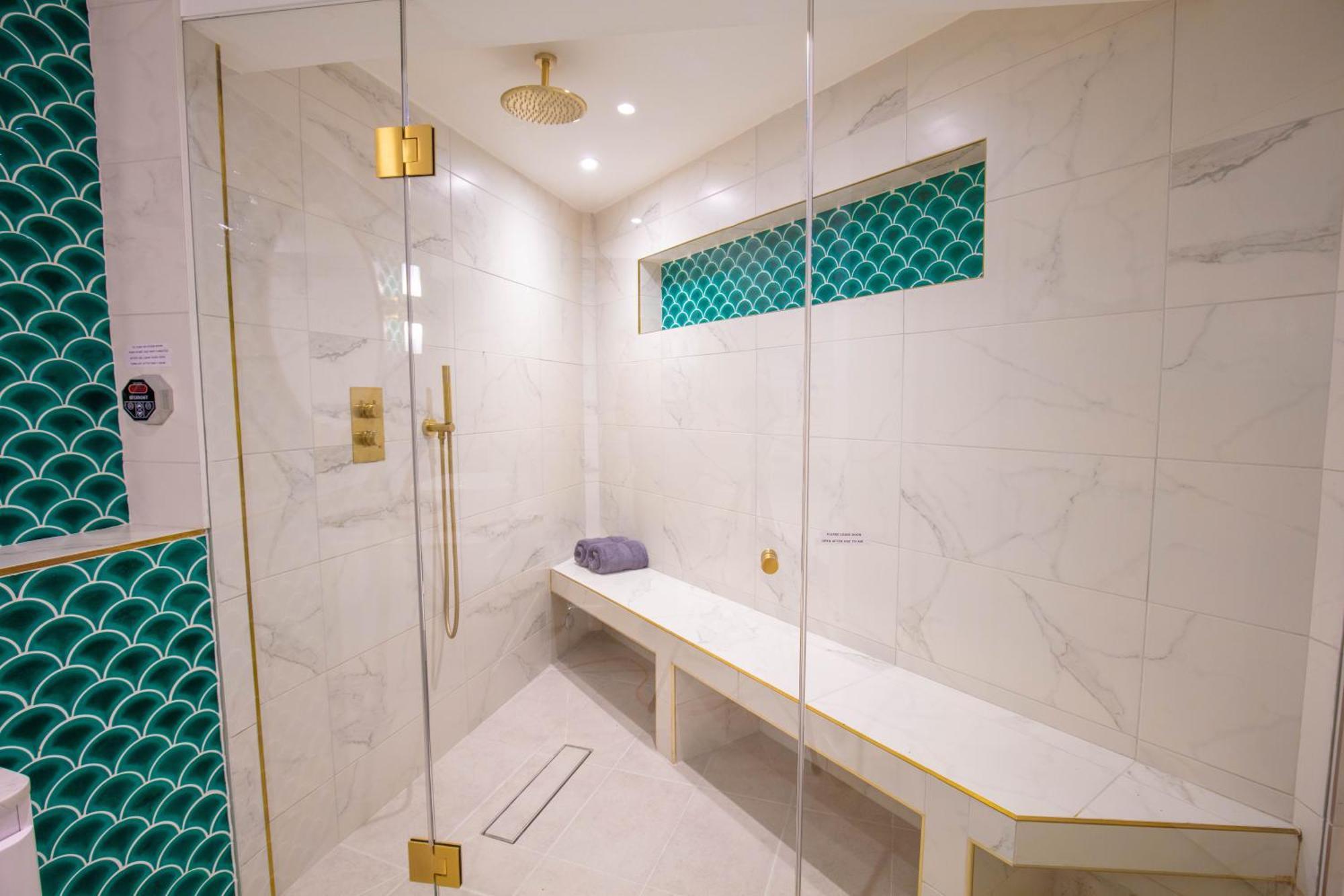 Hidden Retreat With Steam Room, King Bed Near Tube Apartment *