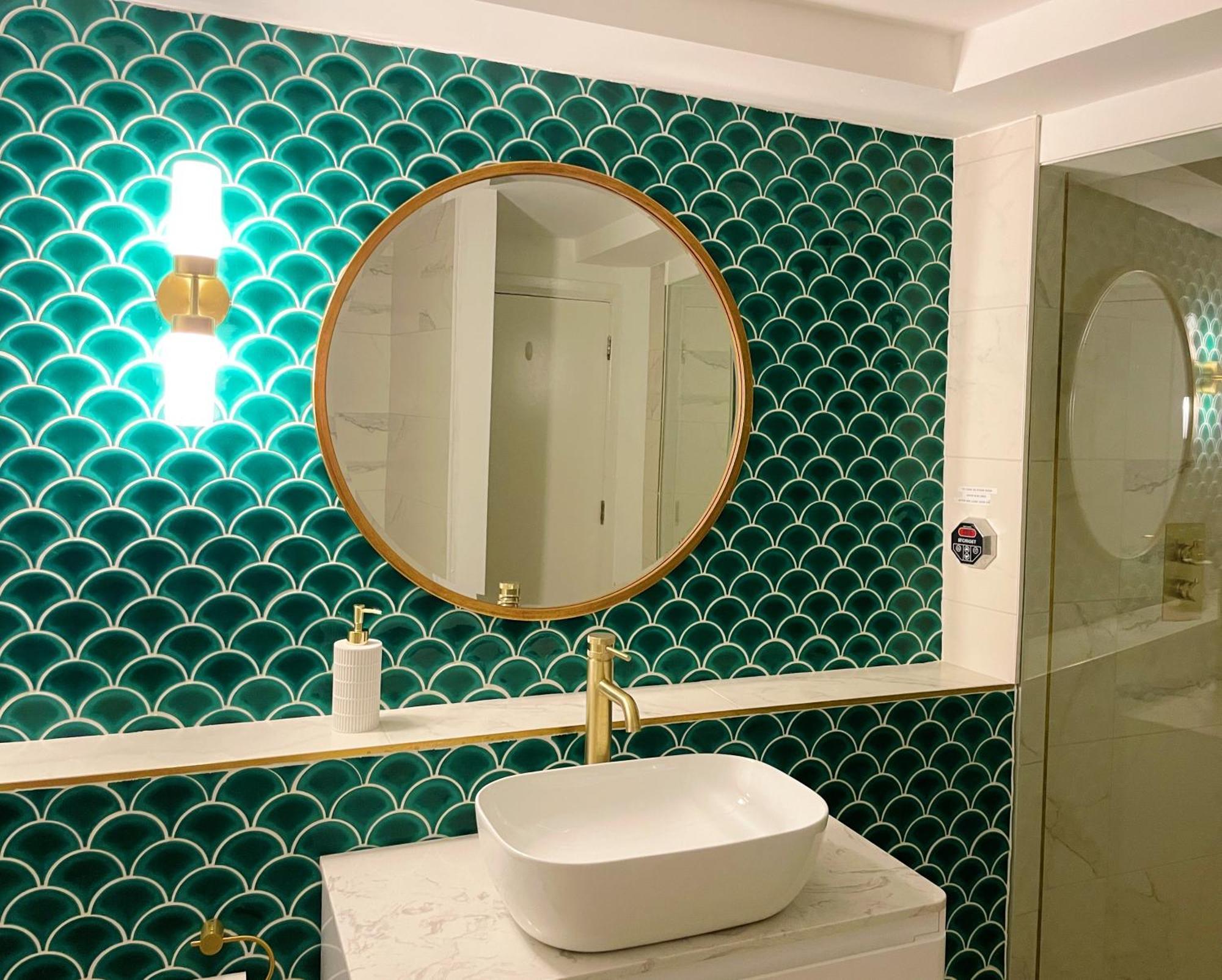 Hidden Retreat With Steam Room, King Bed Near Tube *