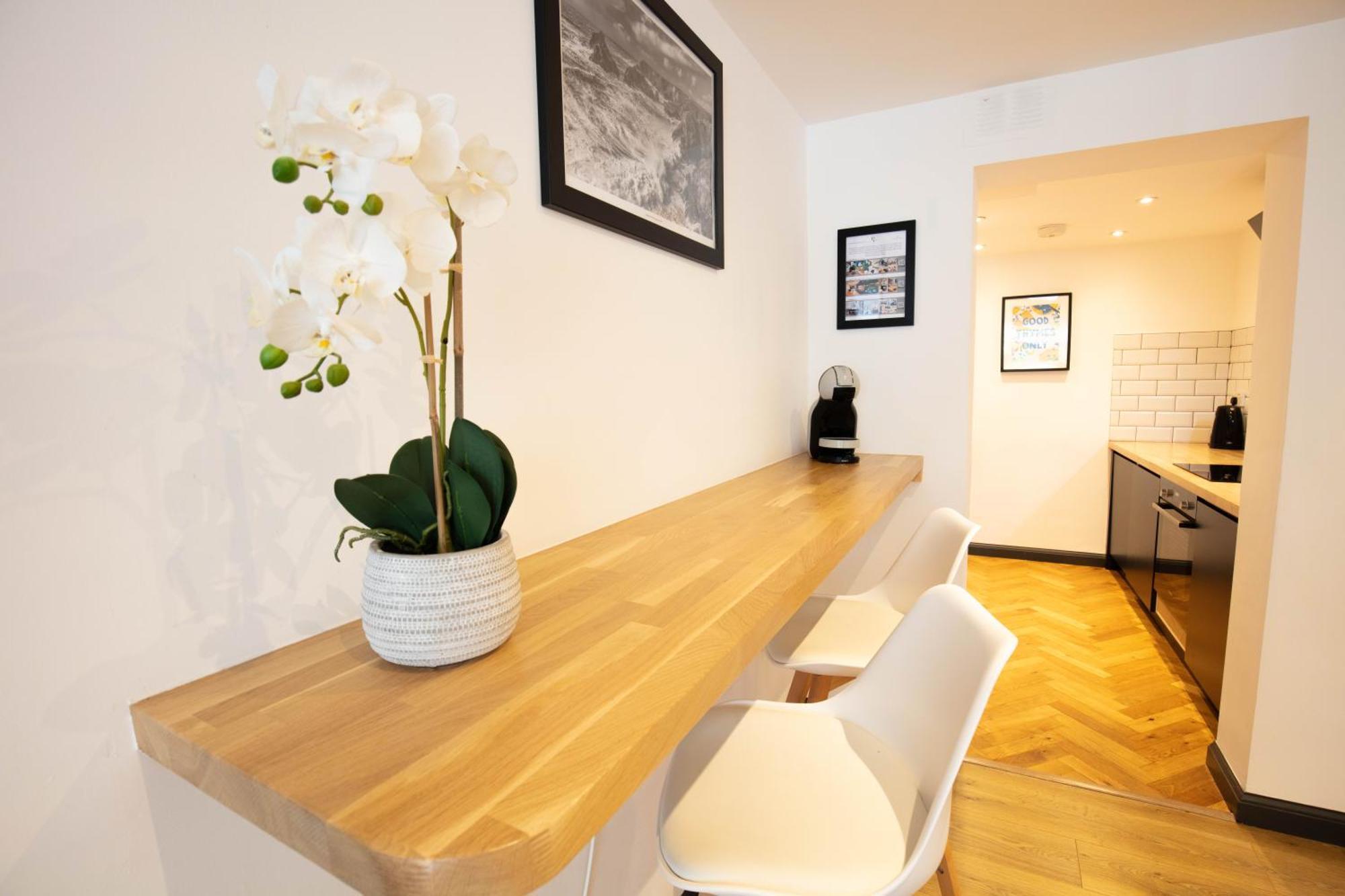 Hidden Retreat With Steam Room, King Bed Near Tube