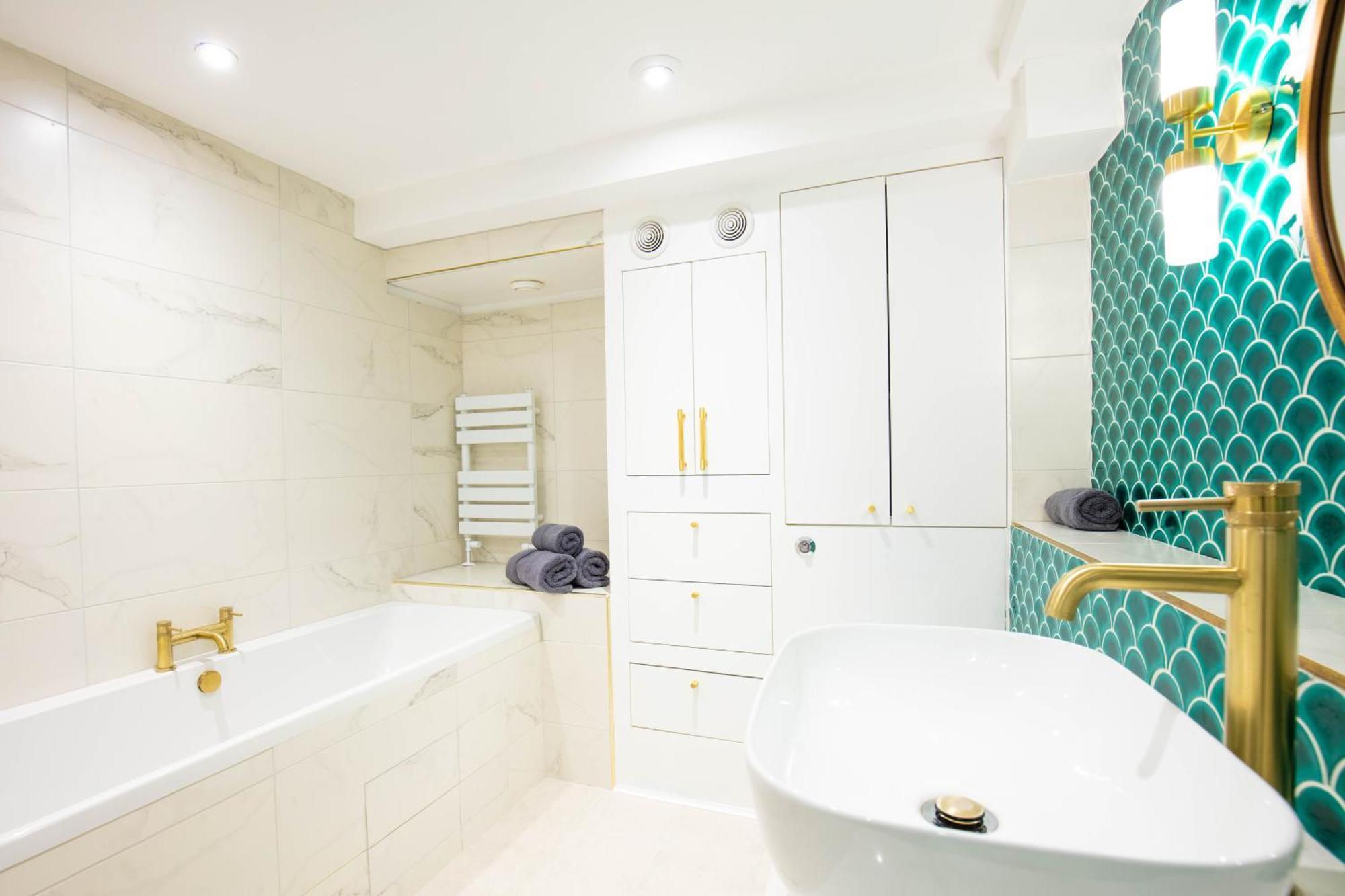 Hidden Retreat With Steam Room, King Bed Near Tube Apartment London