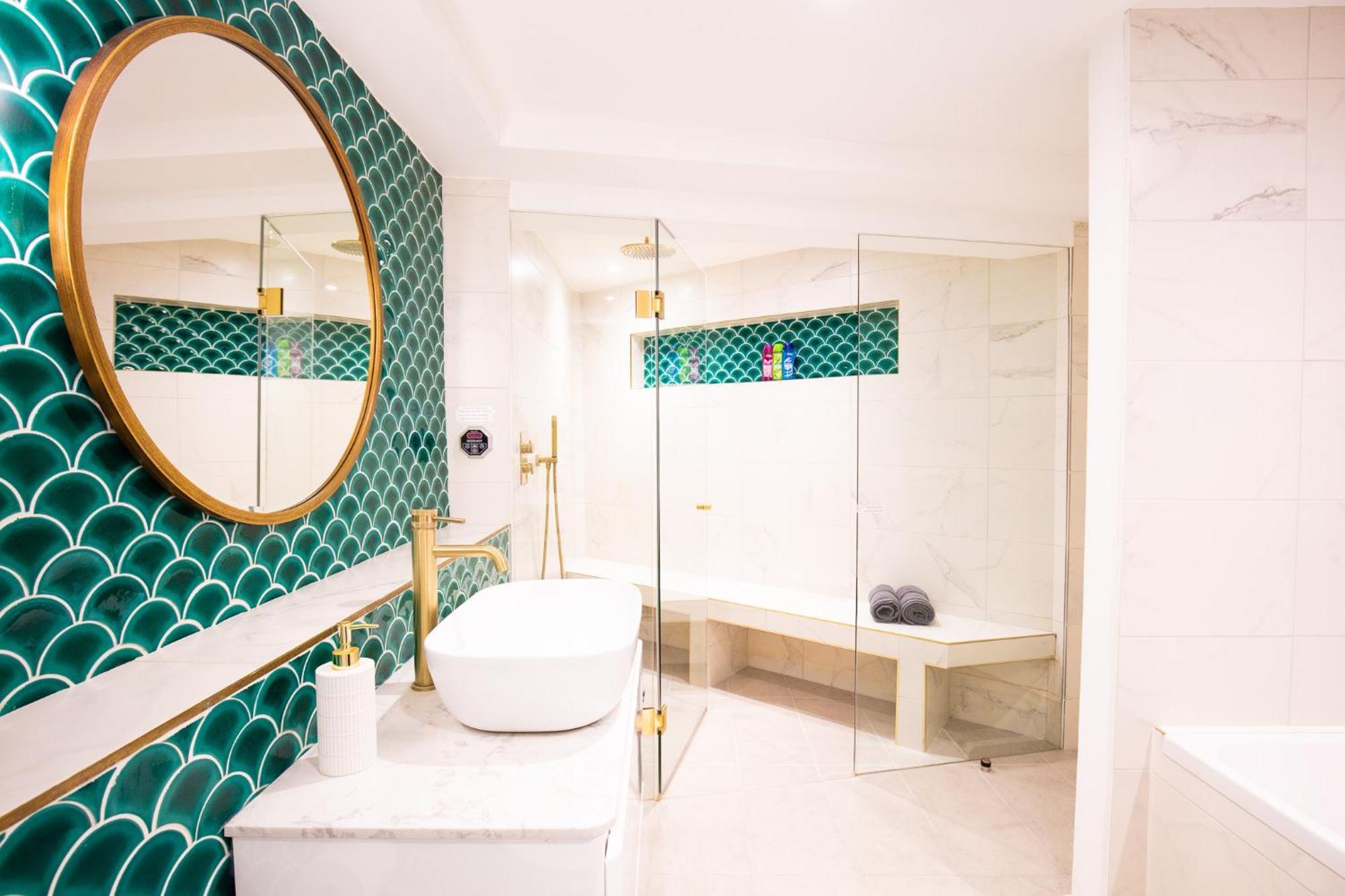 Hidden Retreat With Steam Room, King Bed Near Tube Apartment London