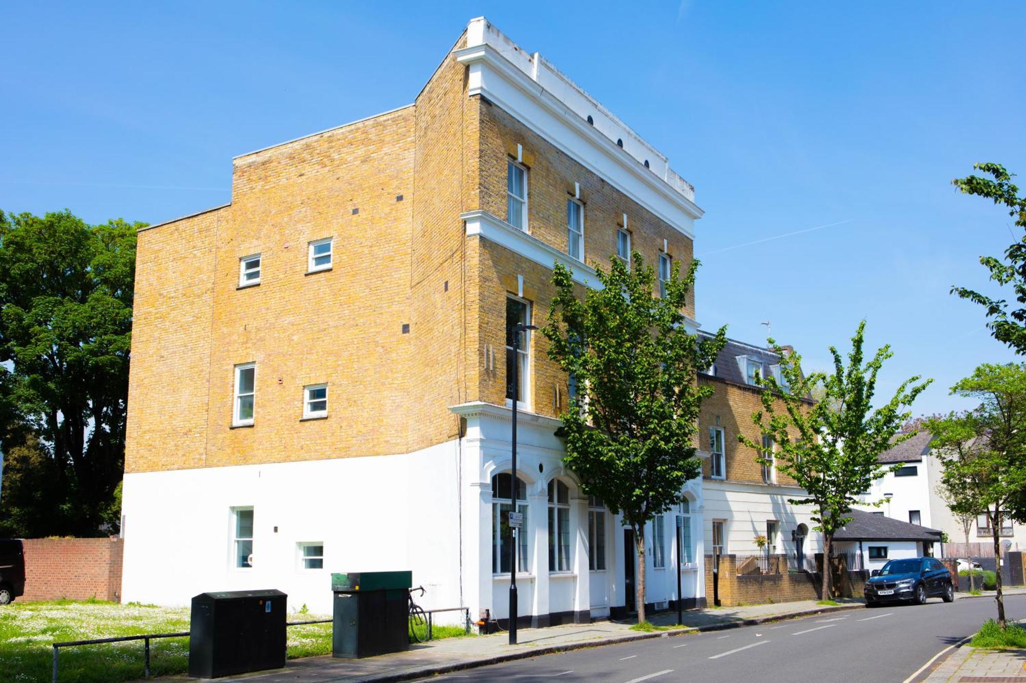 Hidden Retreat With Steam Room, King Bed Near Tube Apartment