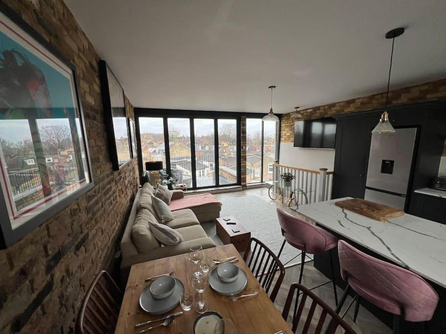 Apartment Stylish 2 Bed Flat With Balcony Great Views Nrtube London
