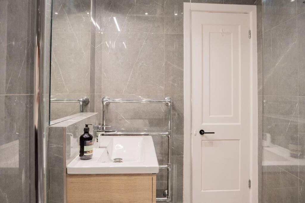 Superb Next To Hyde Park Apartment London