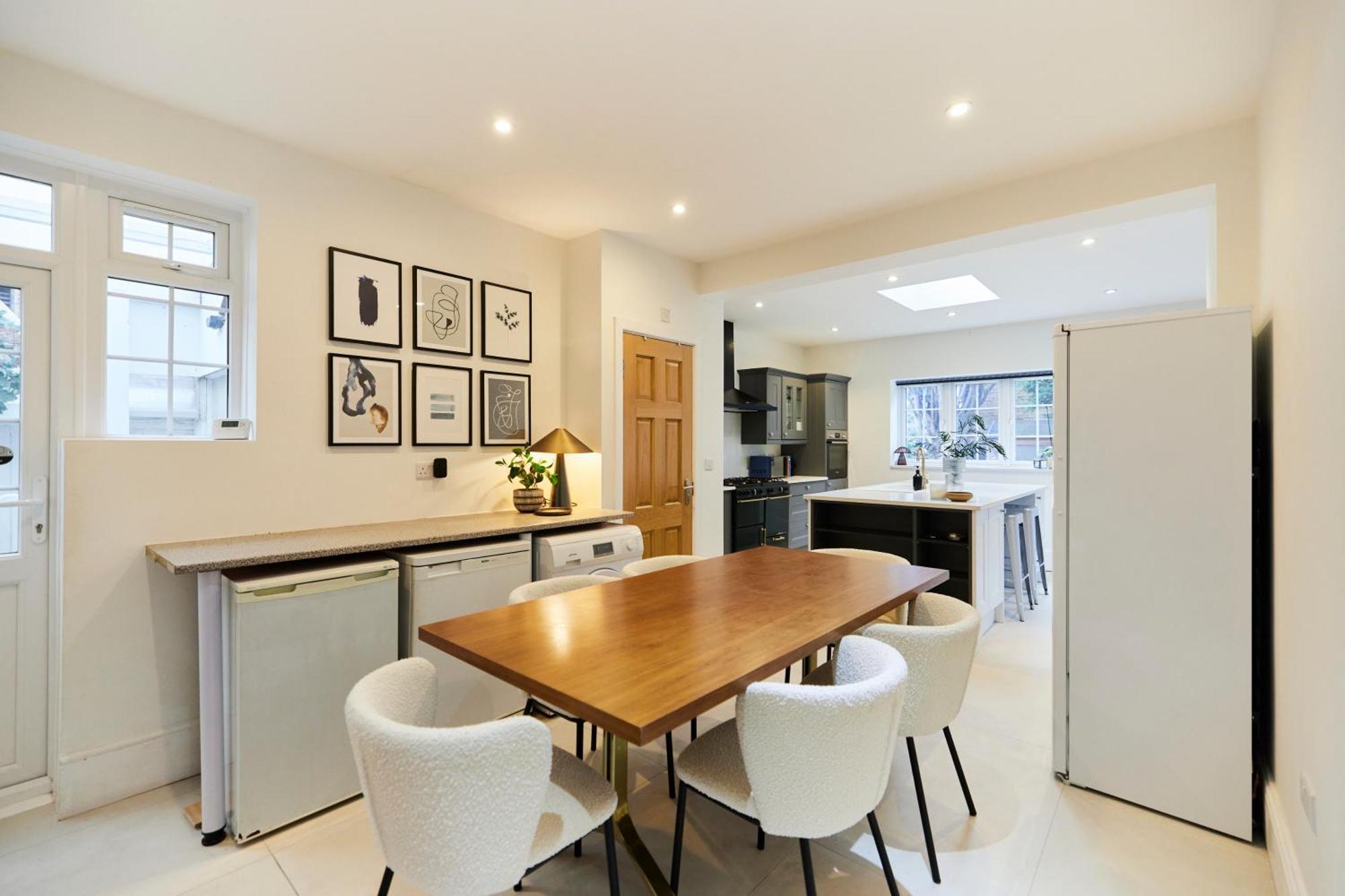 The Redbridge Sanctuary - Spacious 3bdr House With Garden Apartment