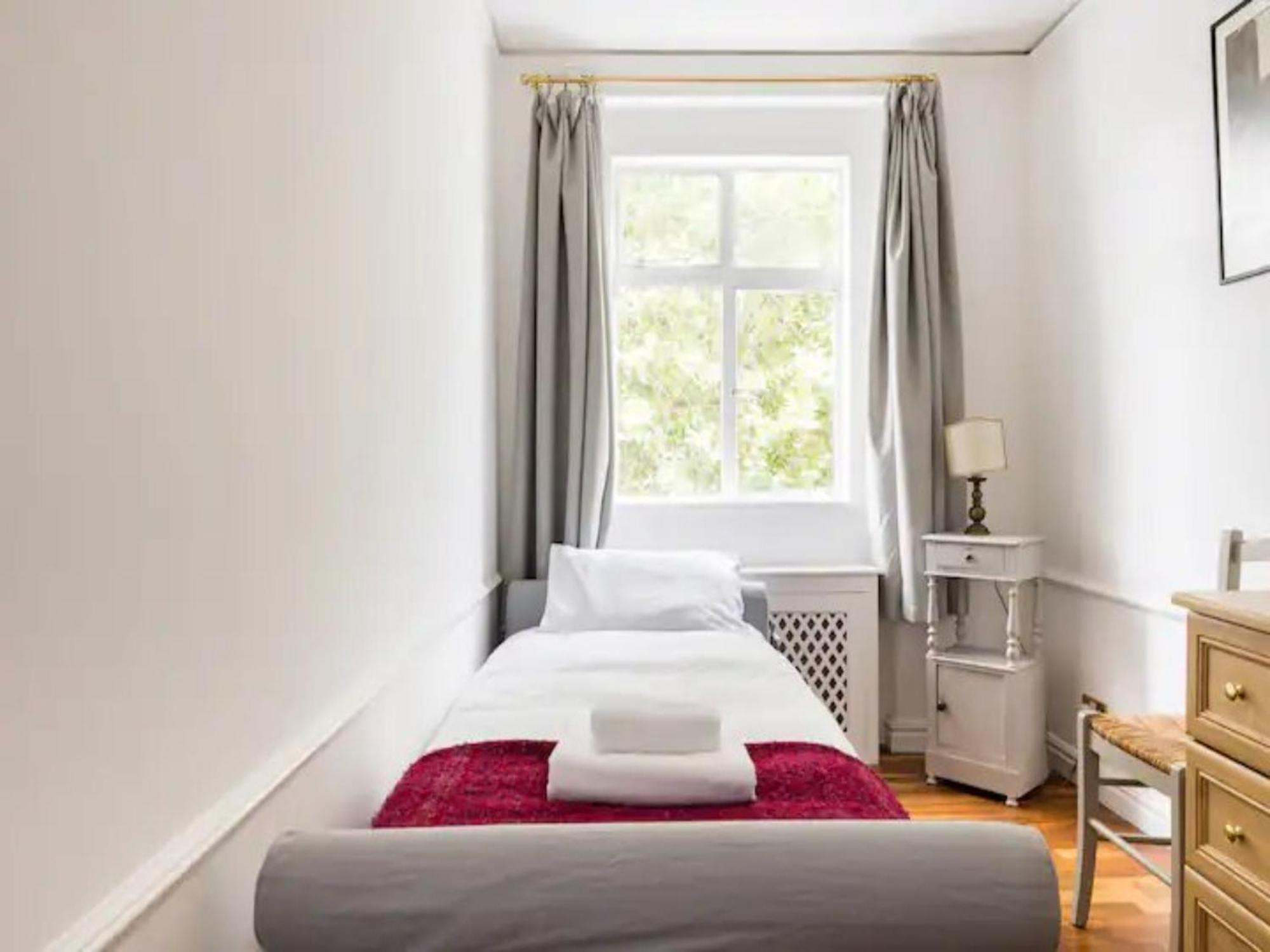 Pass The Keys Spacious And 2 Bedroom Flat In Chelsea Apartment