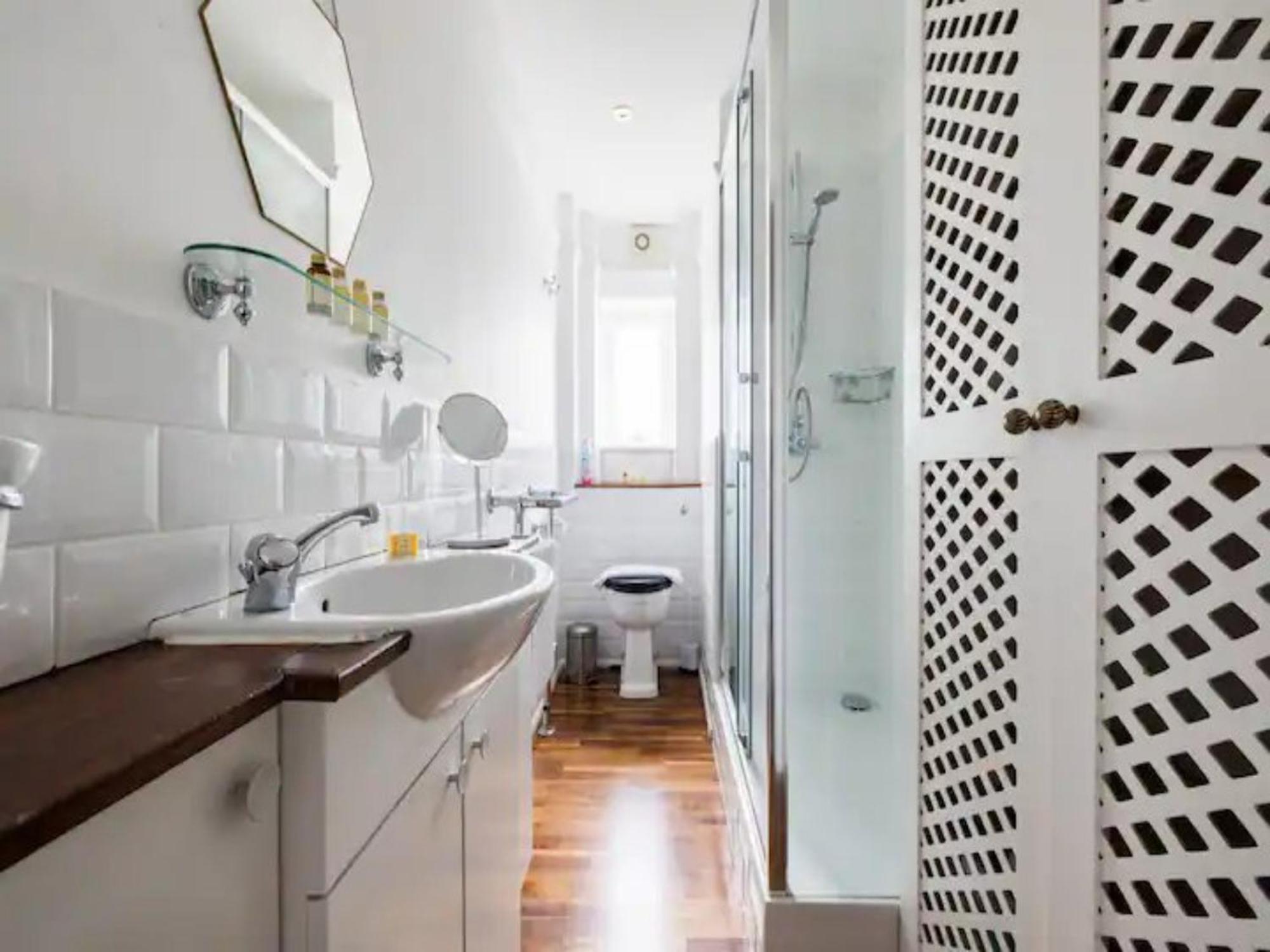 Pass The Keys Spacious And 2 Bedroom Flat In Chelsea
