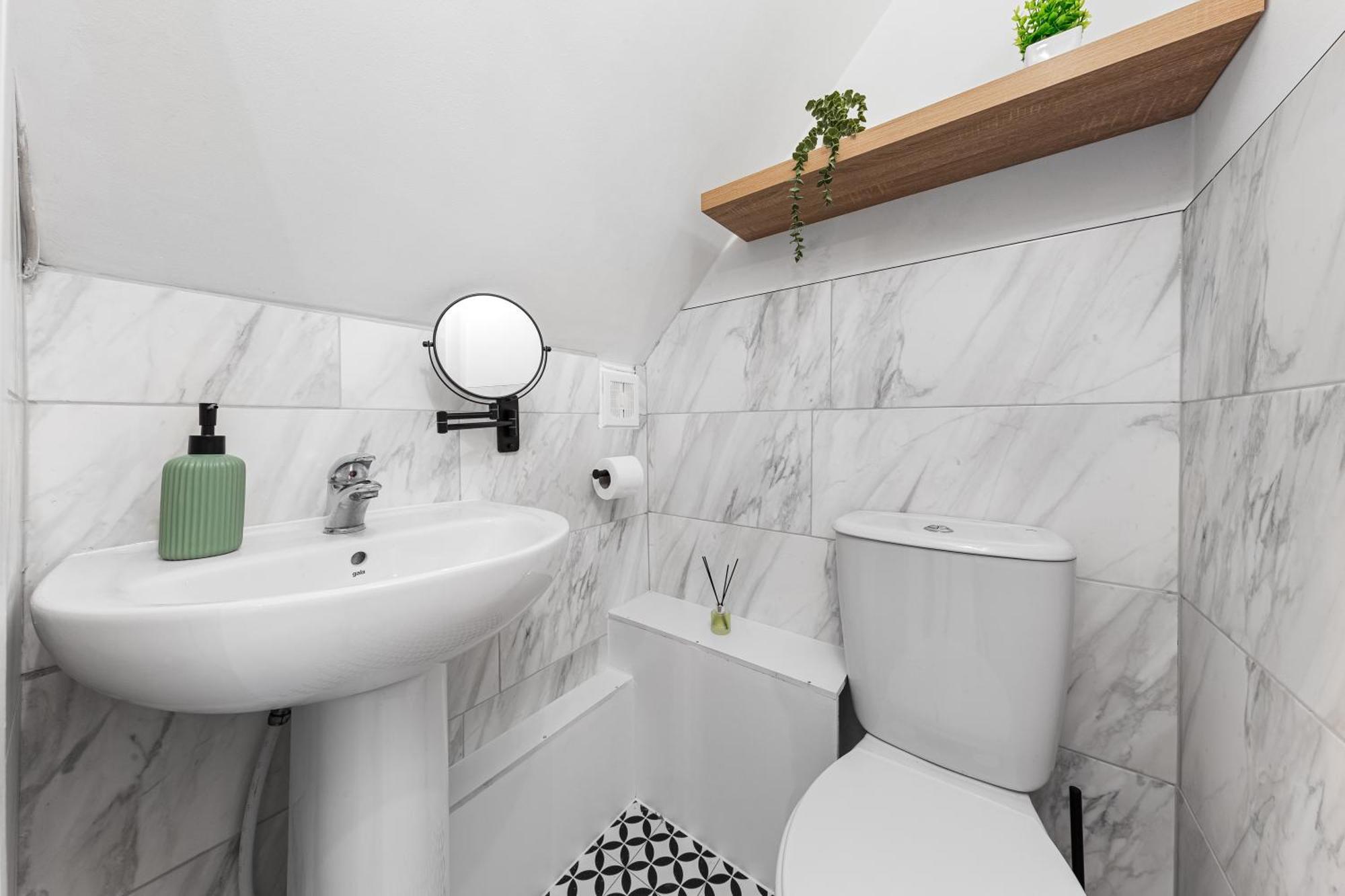 & Modern 1 Bed - 3min To Train Station & Sleeps 4 - The Holloway Apartment London