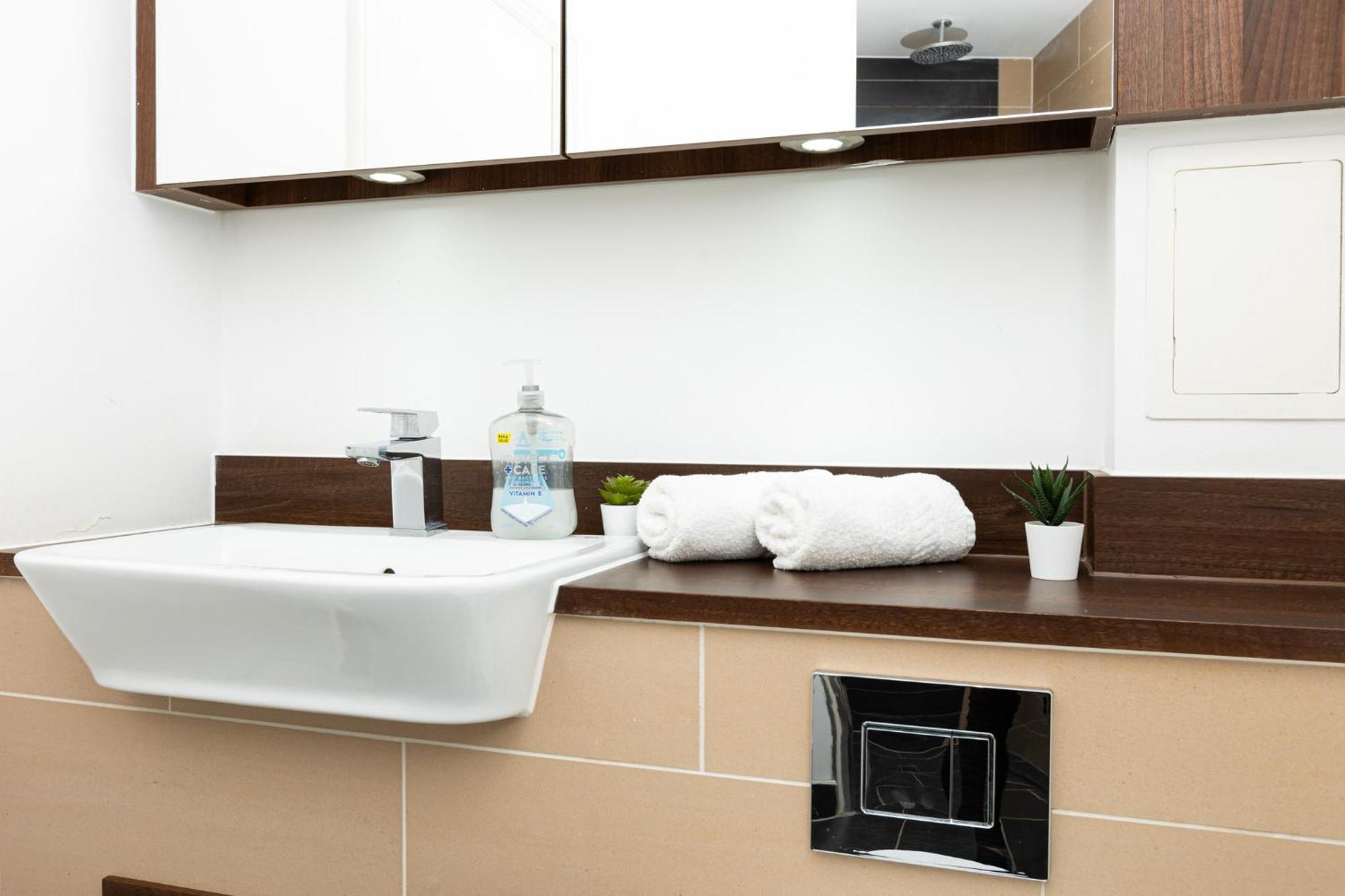 Bright & Cozy 1 Bdr Apt Wcharming Private Terrace * London
