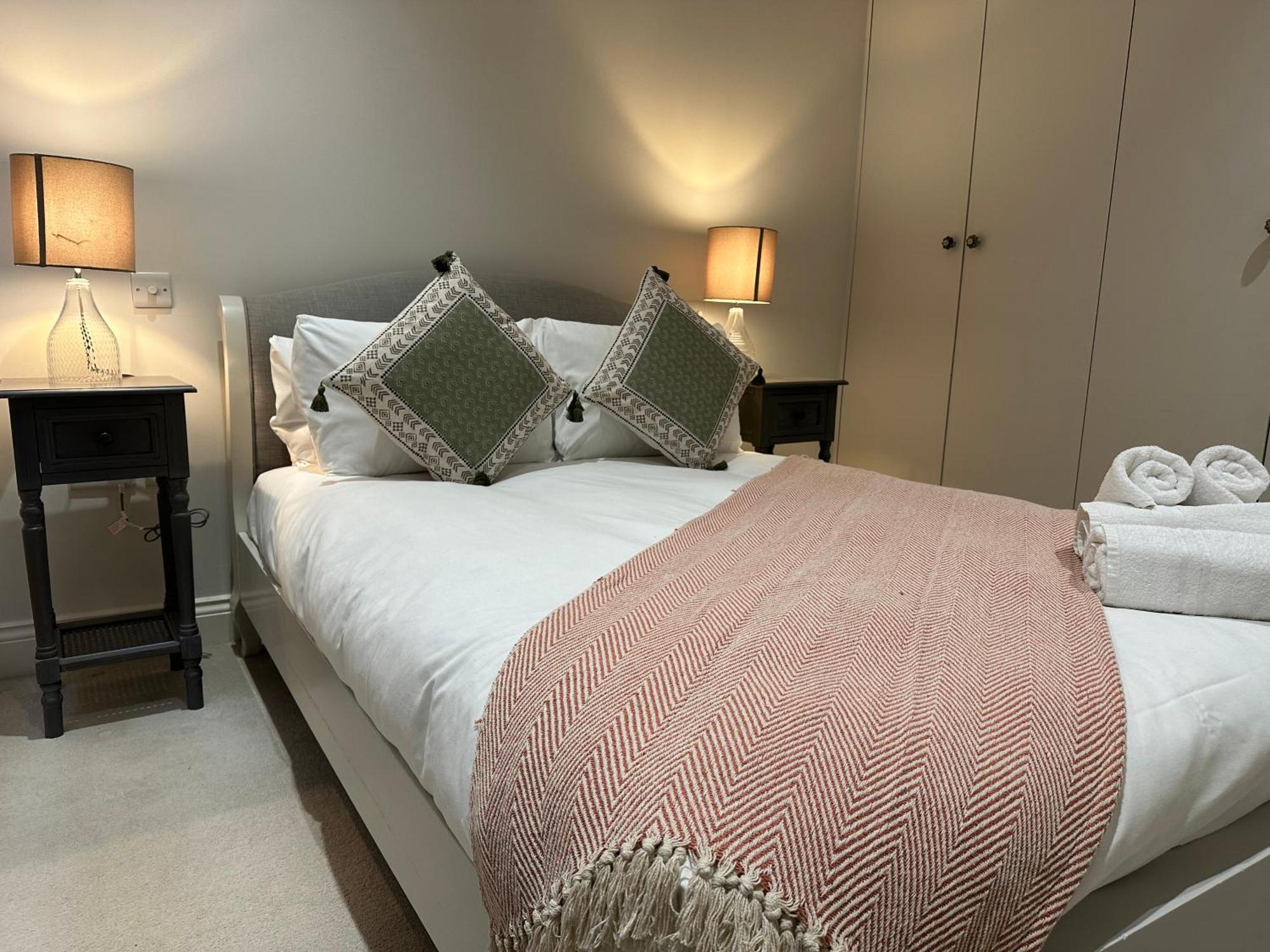 2 Bed Garden - Piccadilly Line * London