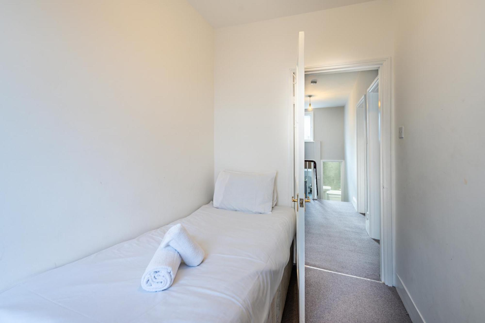 Apartment Bright, Spacious & Large Wimbledon Flat