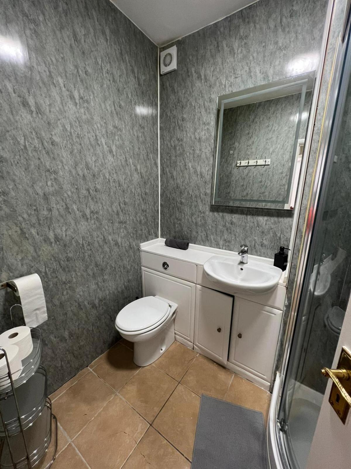 Affordable In Shared Flat, Bridge Privatunterkunft