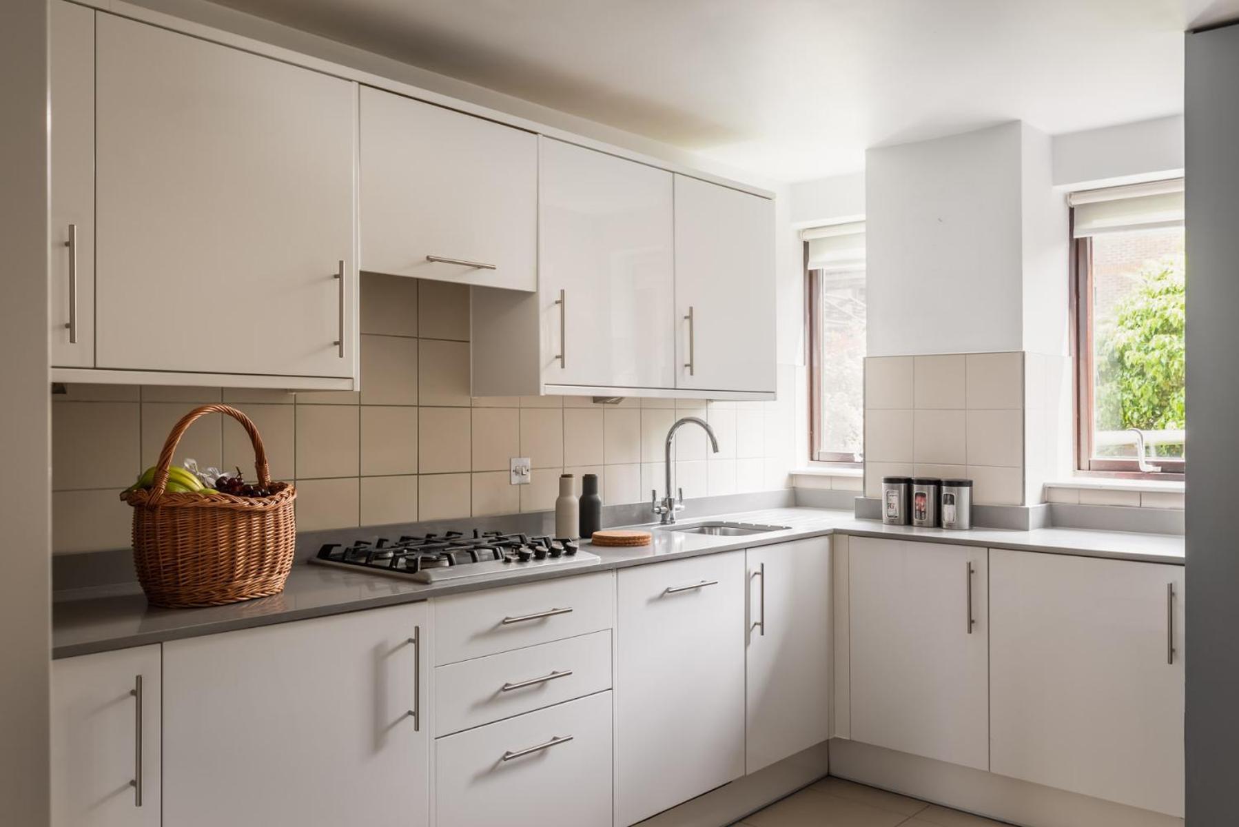 Monarch House - Serviced - Kensington Apartment *
