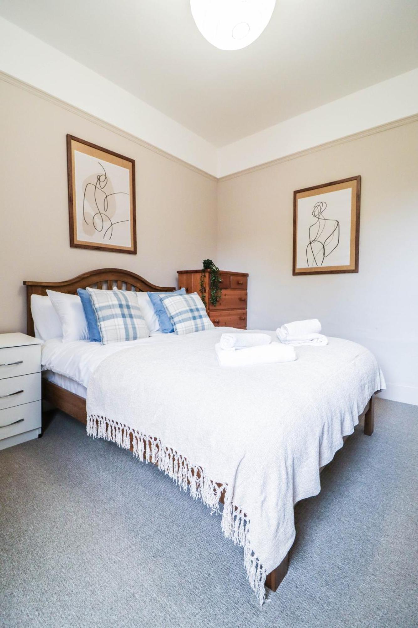 Stunning 5 Bed House In Clapham - Free Wifi! *