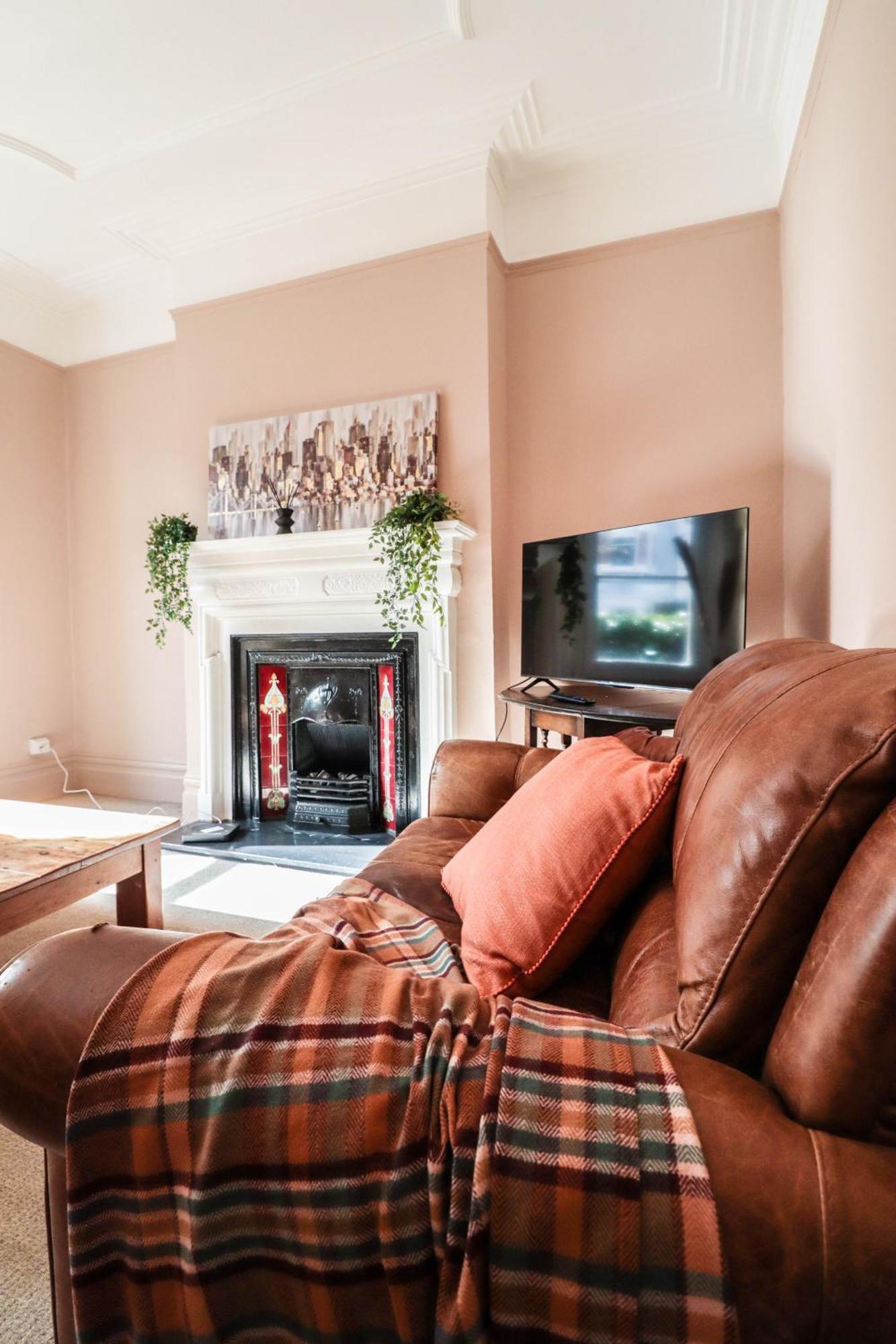 Stunning 5 Bed House In Clapham - Free Wifi! *