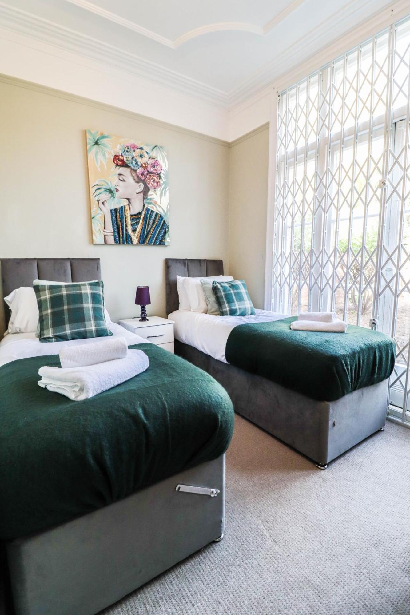 Stunning 5 Bed House In Clapham - Free Wifi! *