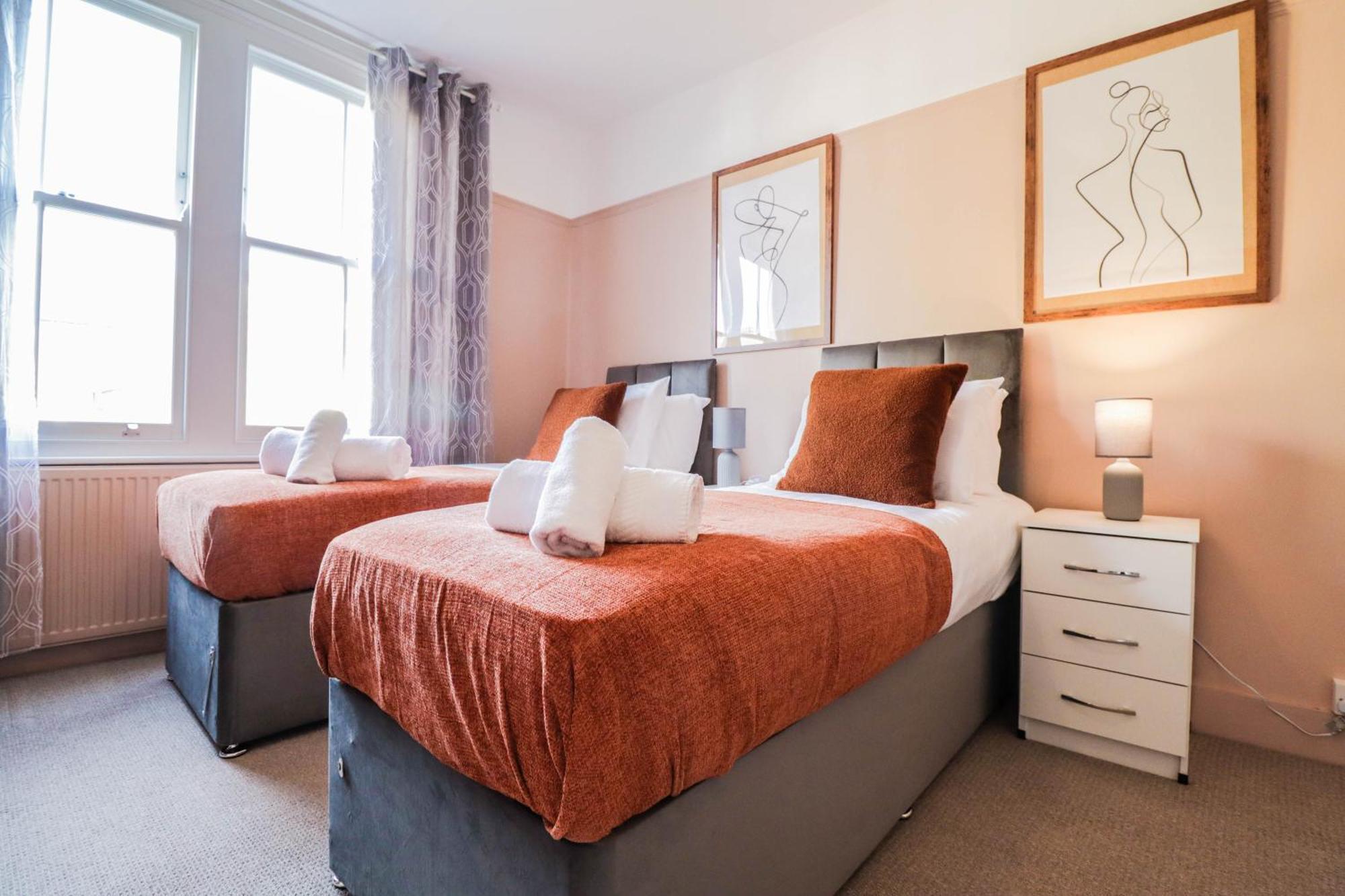 Stunning 5 Bed House In Clapham - Free Wifi!